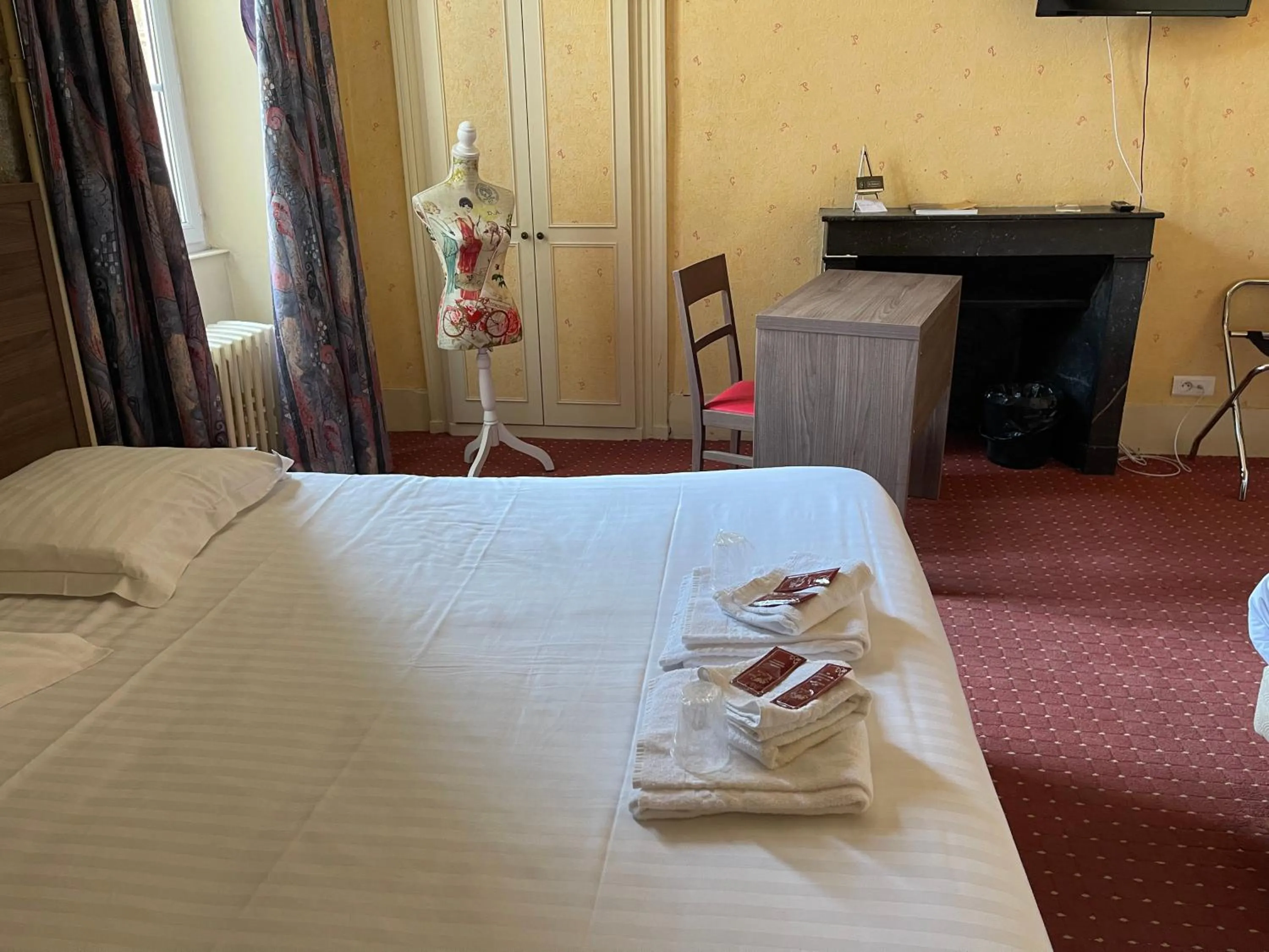 Bed in Hôtel du Commerce