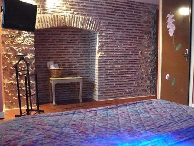 Bedroom, Bed in Hôtel du Commerce