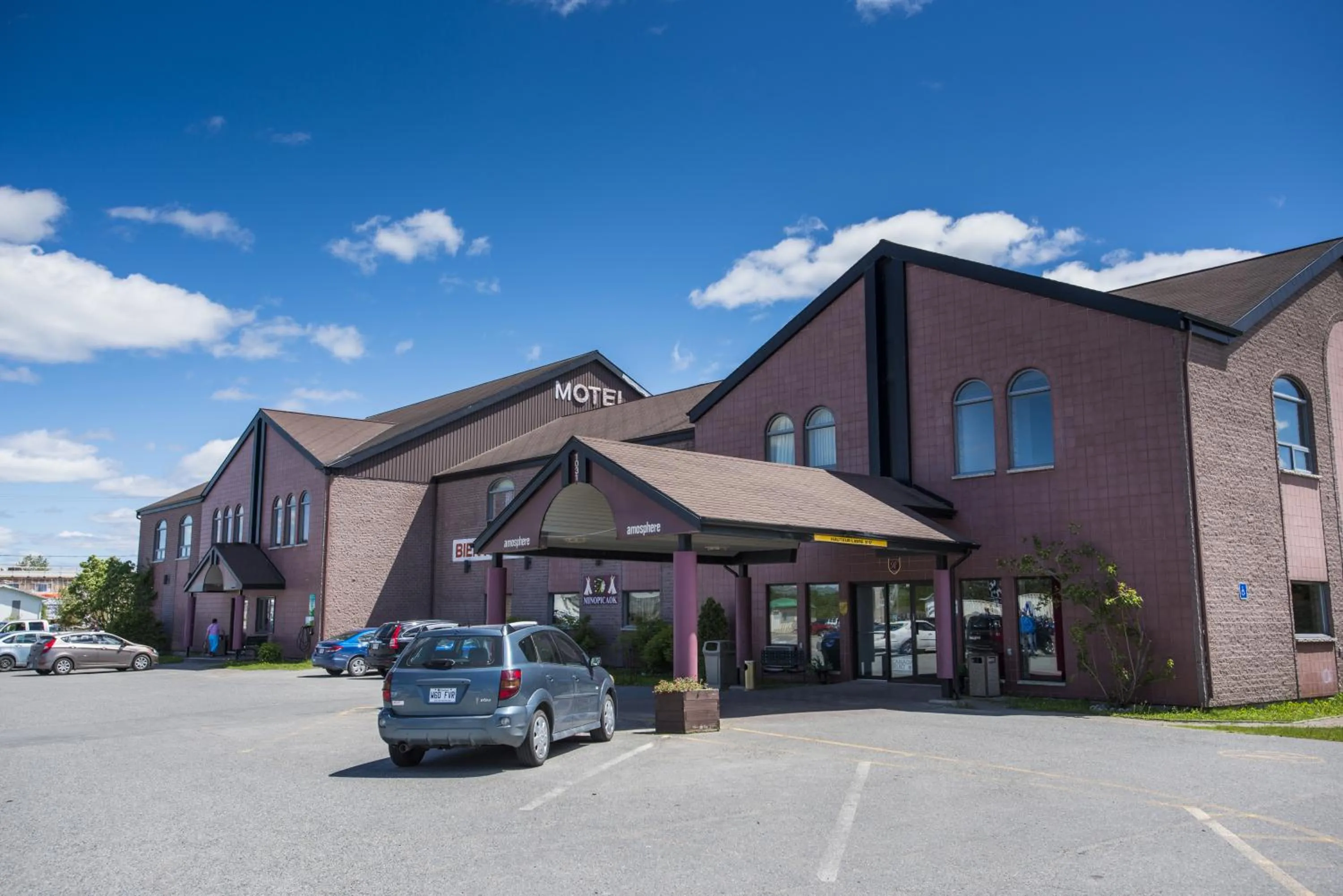 Facade/entrance in Amosphère Complexe