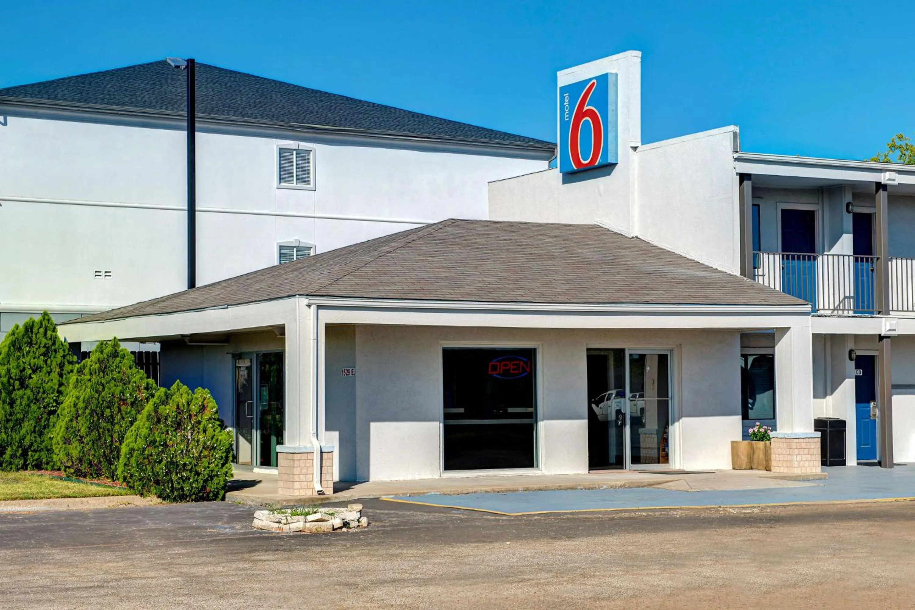 Property building in Motel 6-Sulphur Springs, TX
