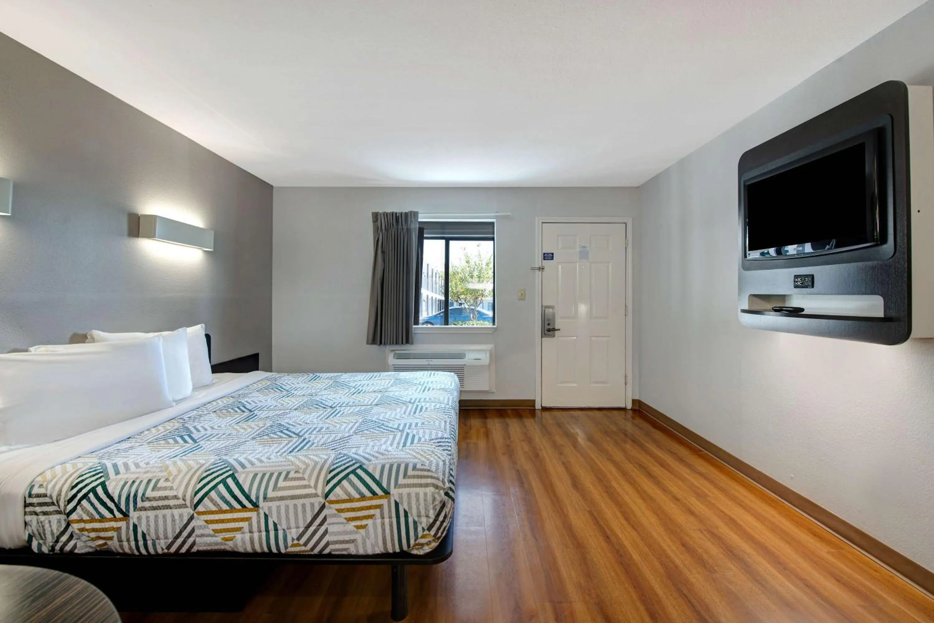 Bedroom, Bed in Motel 6-Sulphur Springs, TX