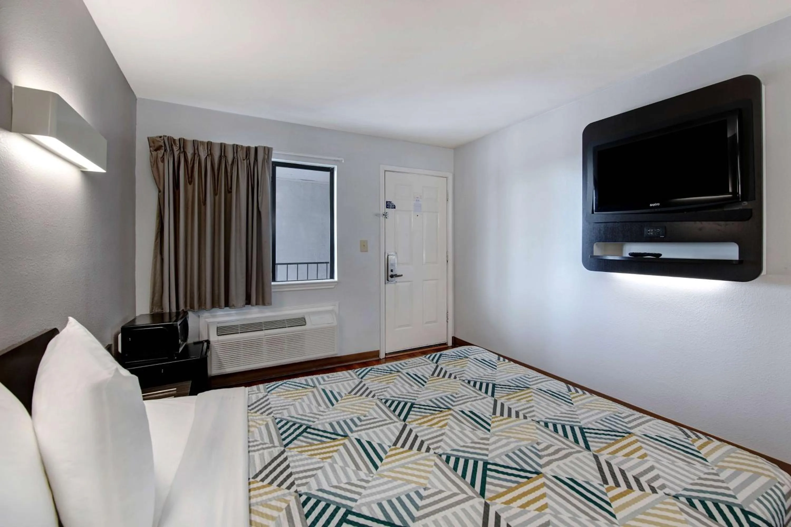 Bedroom, Bed in Motel 6-Sulphur Springs, TX