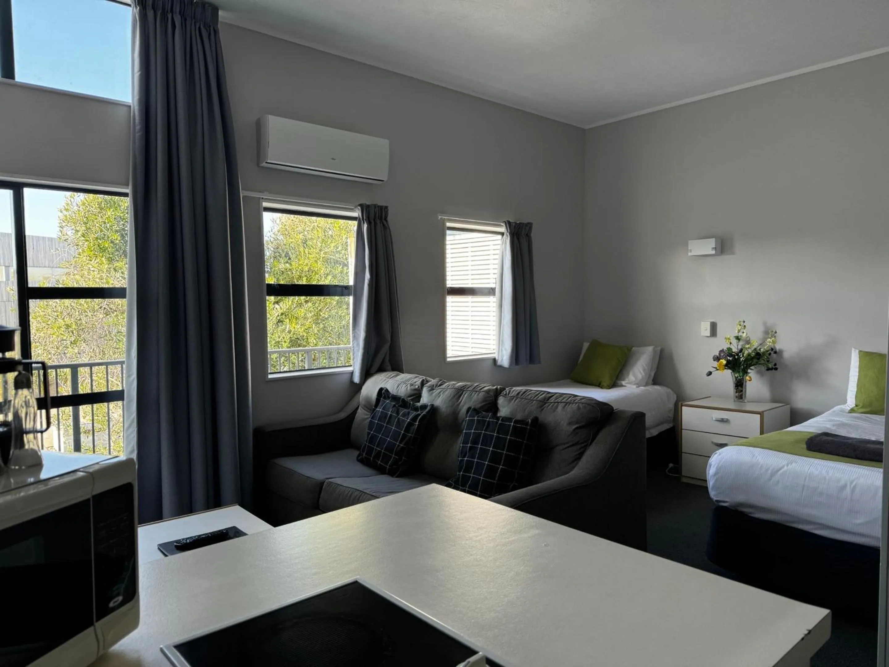 Living room, Bed in Wrights by the Sea Motel