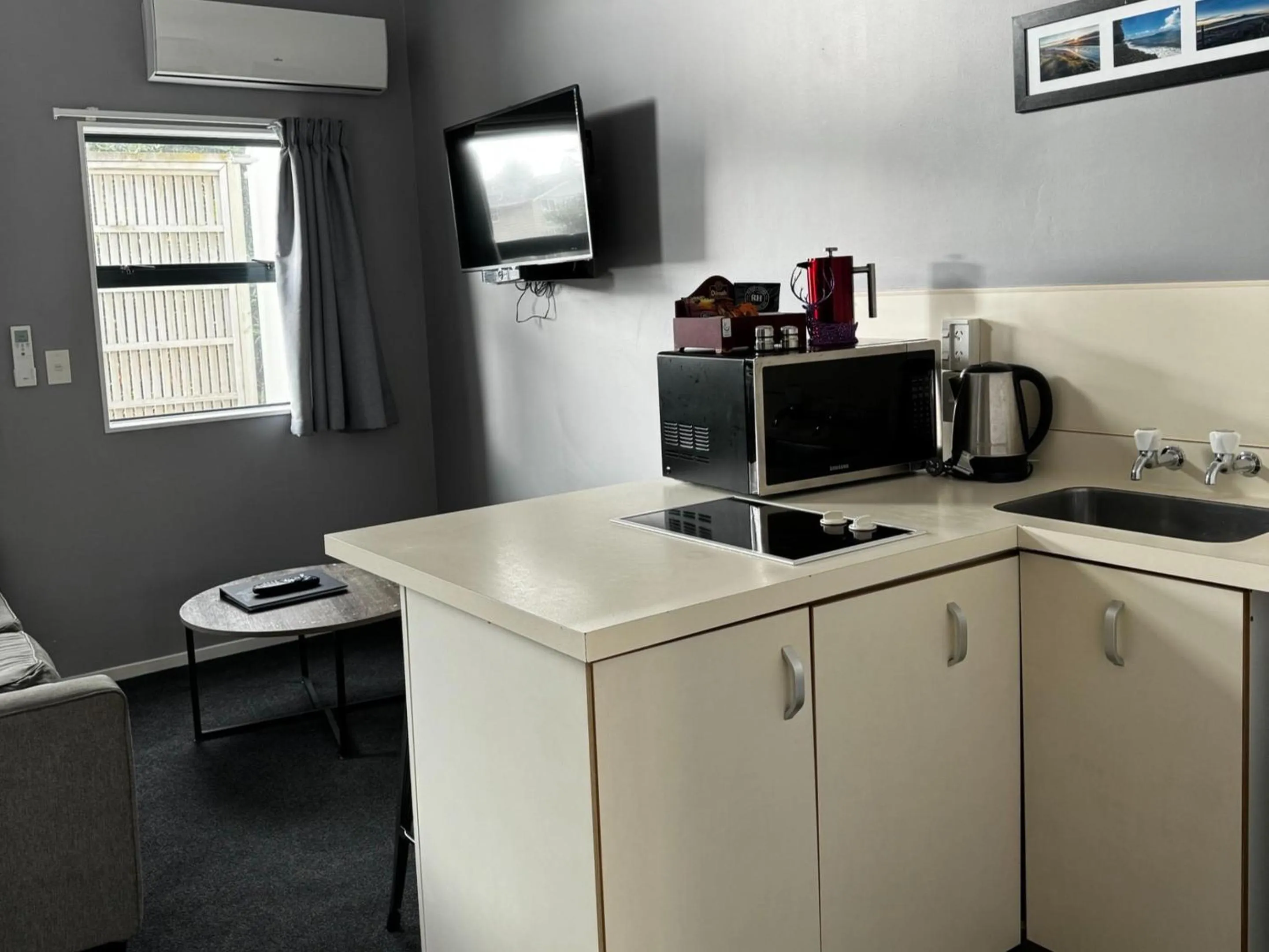 Kitchen or kitchenette in Wrights by the Sea Motel