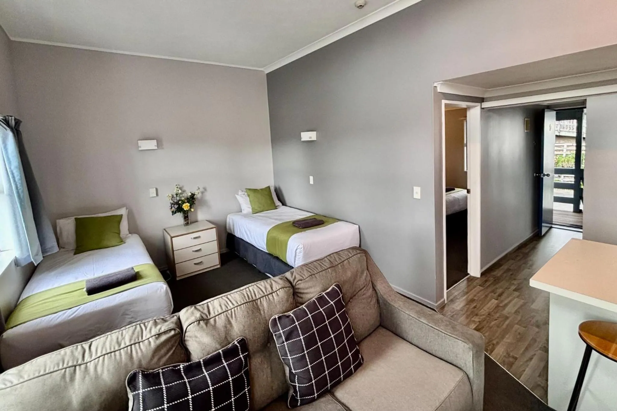 Living room, Bed in Wrights by the Sea Motel