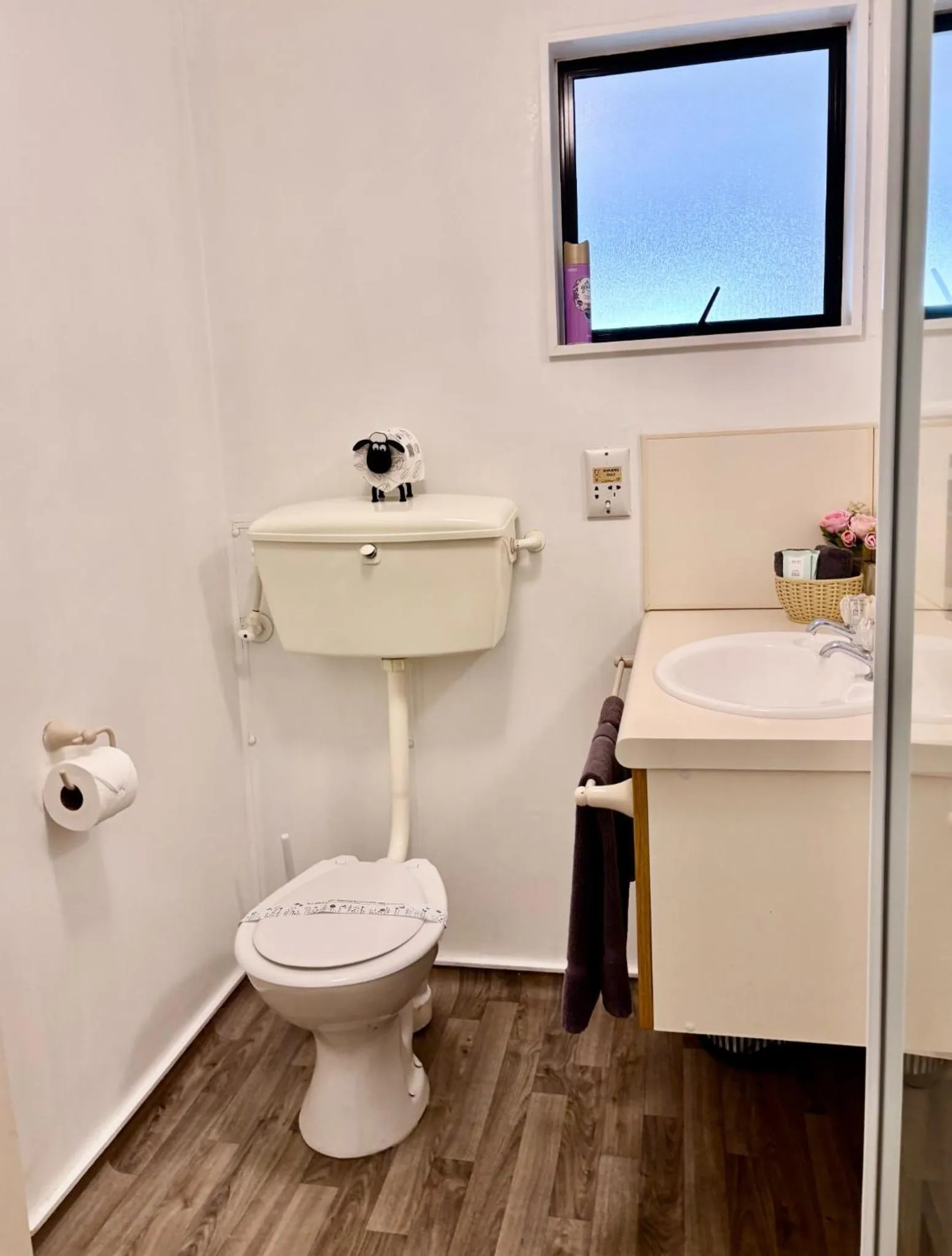 Toilet in Wrights by the Sea Motel