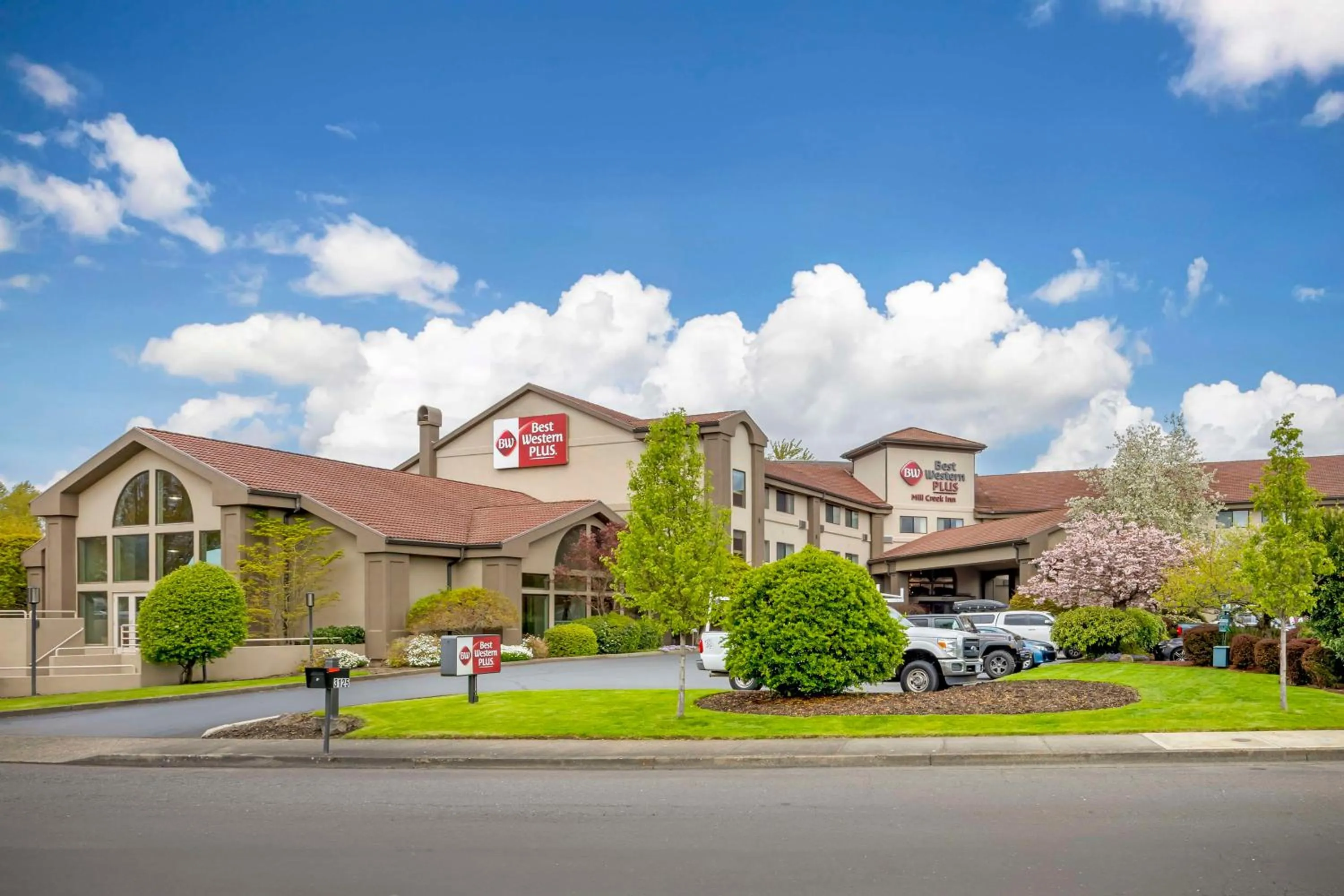 Property building in Best Western Plus Mill Creek Inn