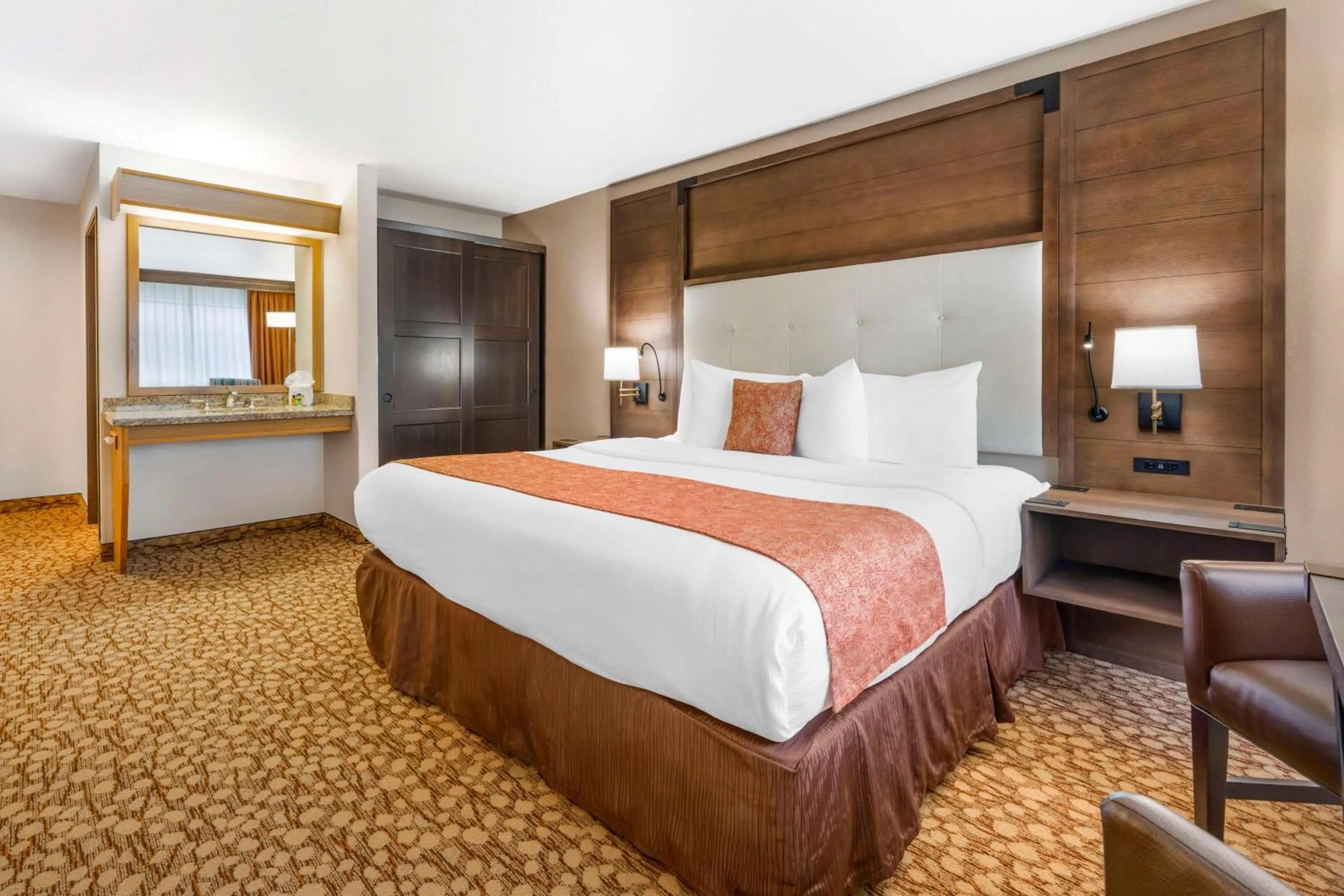 Bedroom, Bed in Best Western Plus Mill Creek Inn