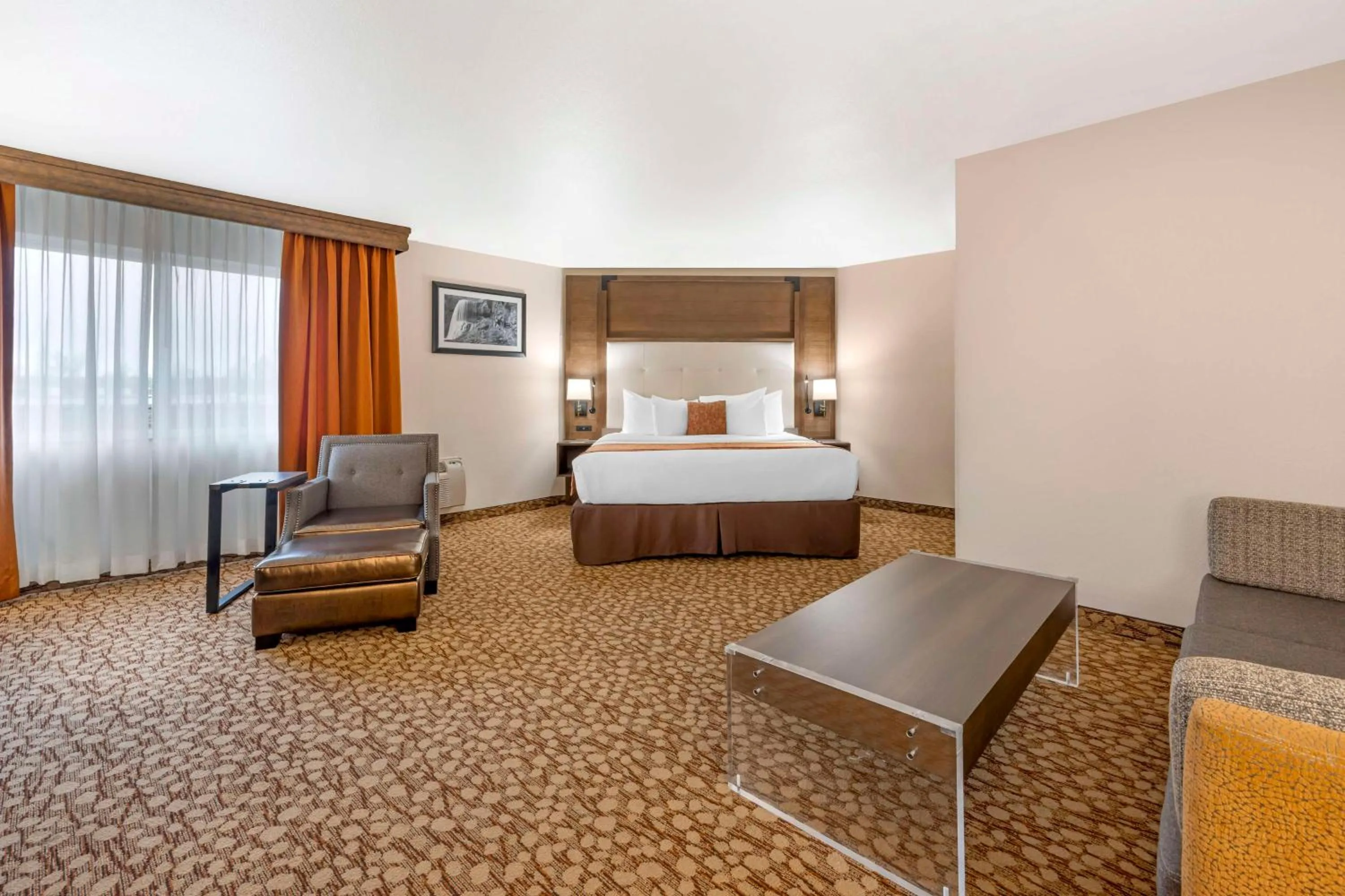 Photo of the whole room, Bed in Best Western Plus Mill Creek Inn