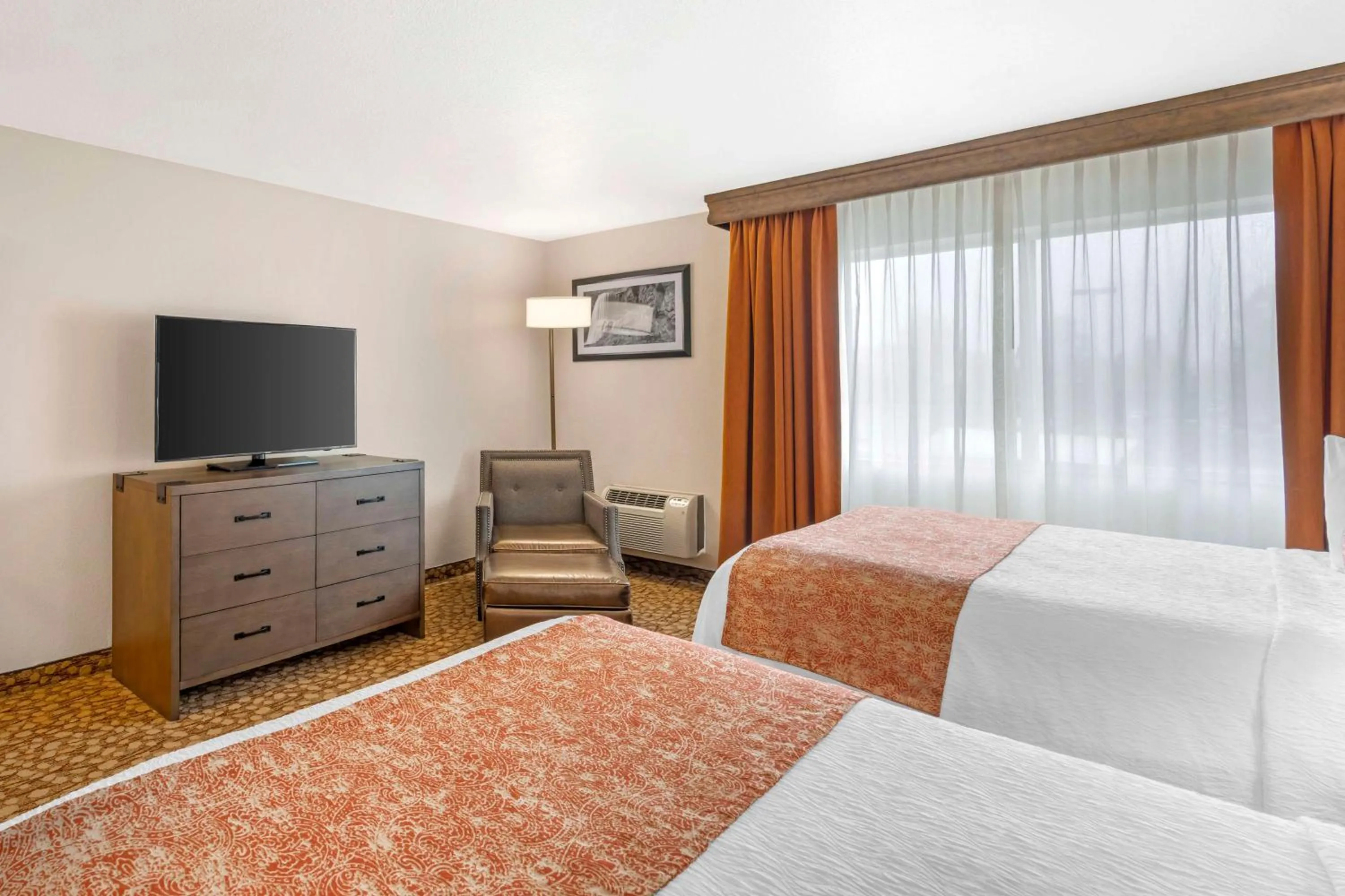 Photo of the whole room, Bed in Best Western Plus Mill Creek Inn