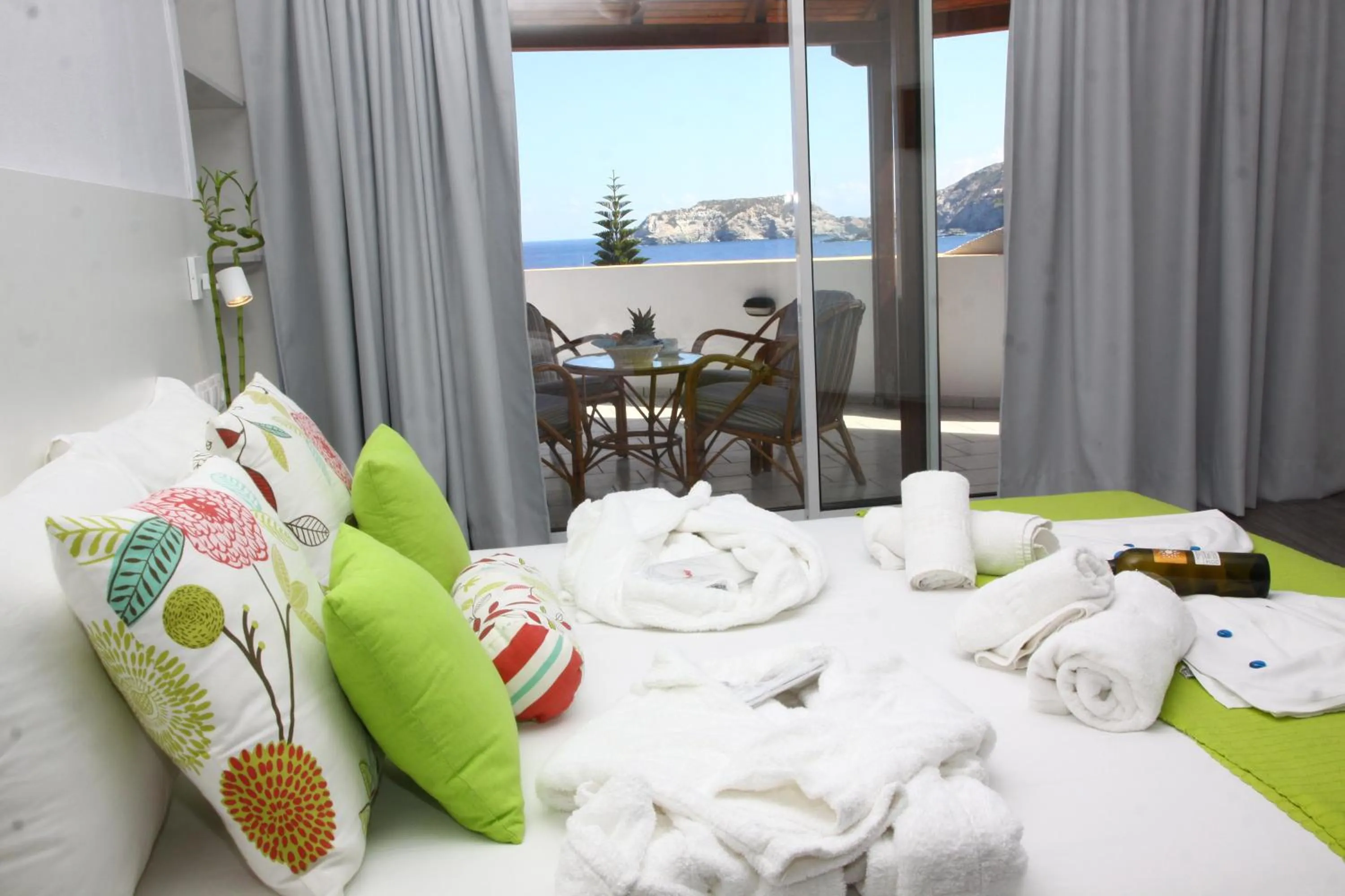 Balcony/Terrace, Bed in Alexander House Hotel