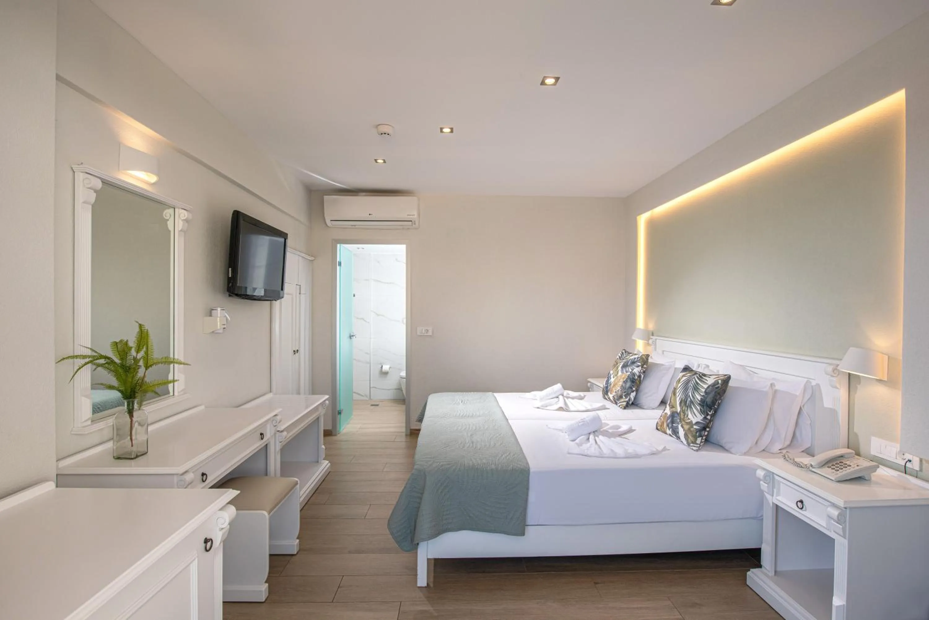 Photo of the whole room, Bed in Alexander House Hotel