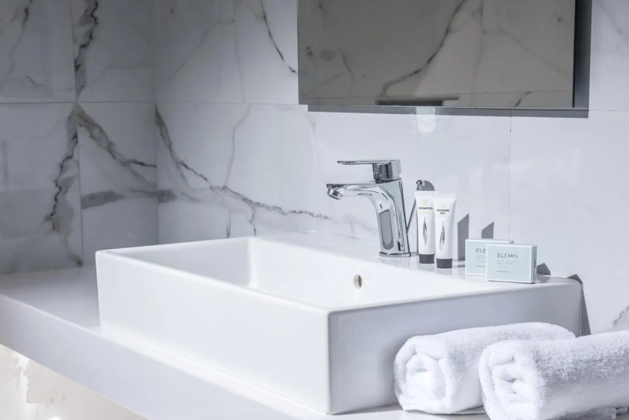 Two-Bedroom Family Room with Sea View in Alexander House Hotel