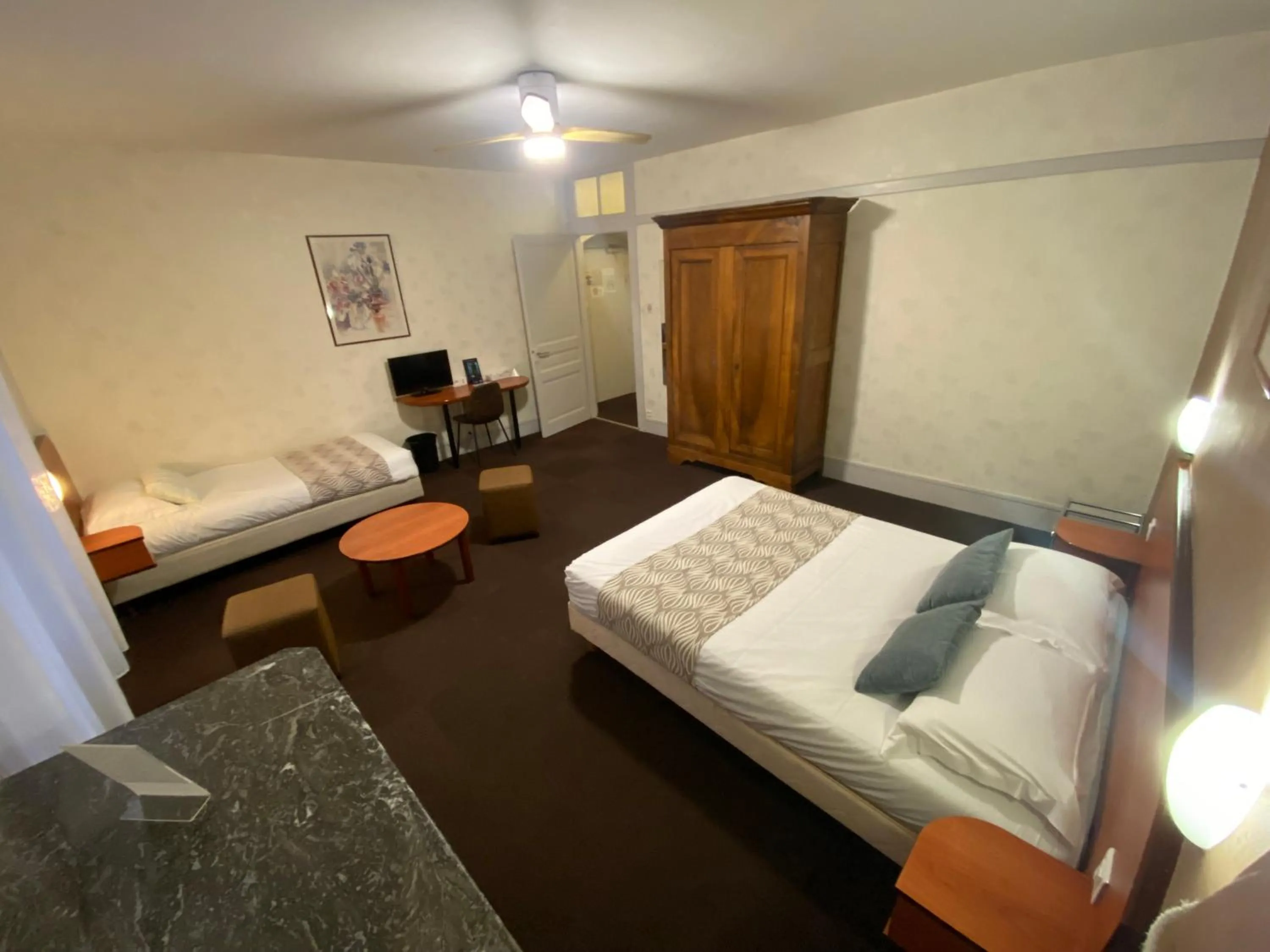 Photo of the whole room, Bed in Nouvel Hotel