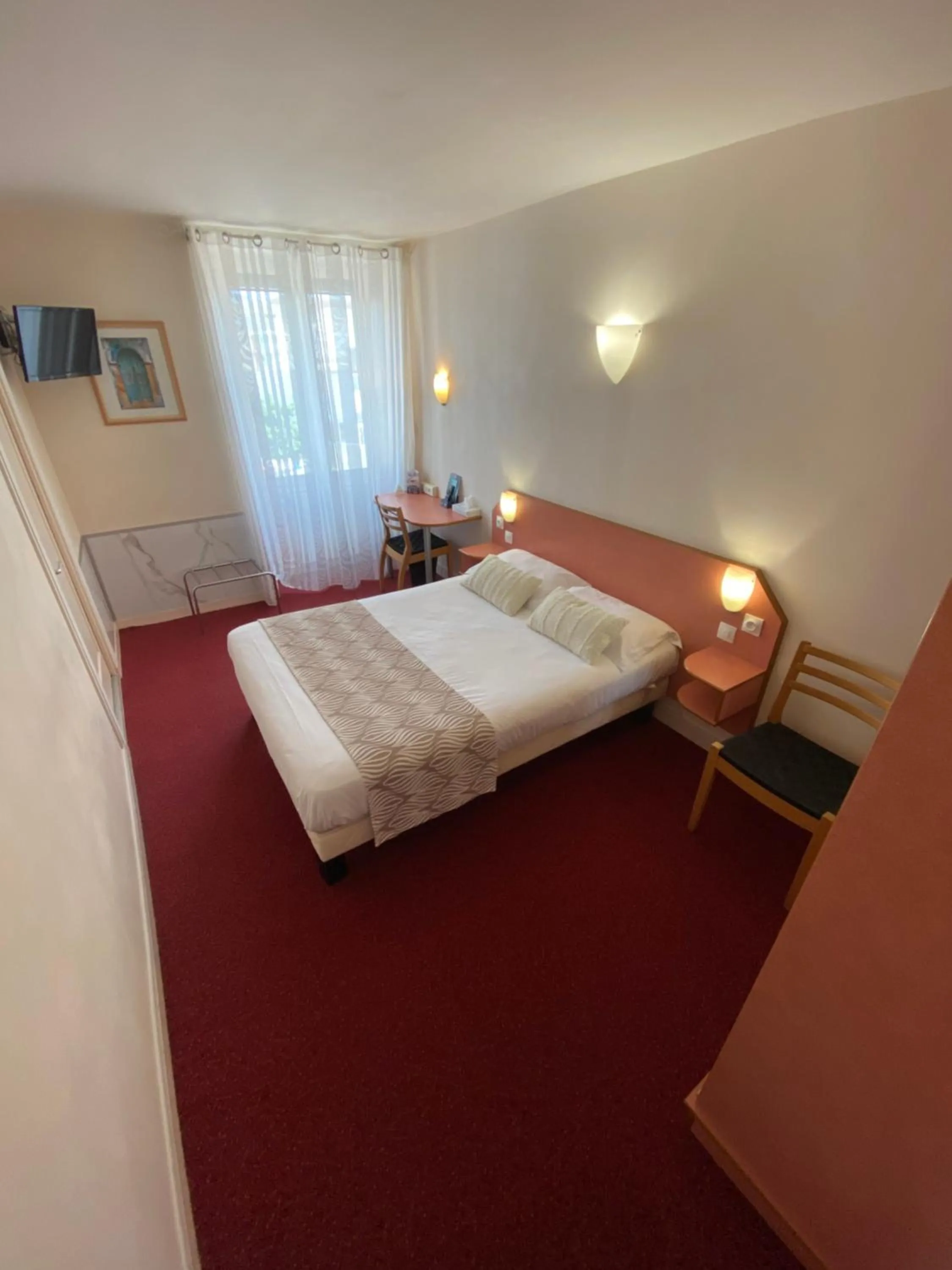 Photo of the whole room, Bed in Nouvel Hotel