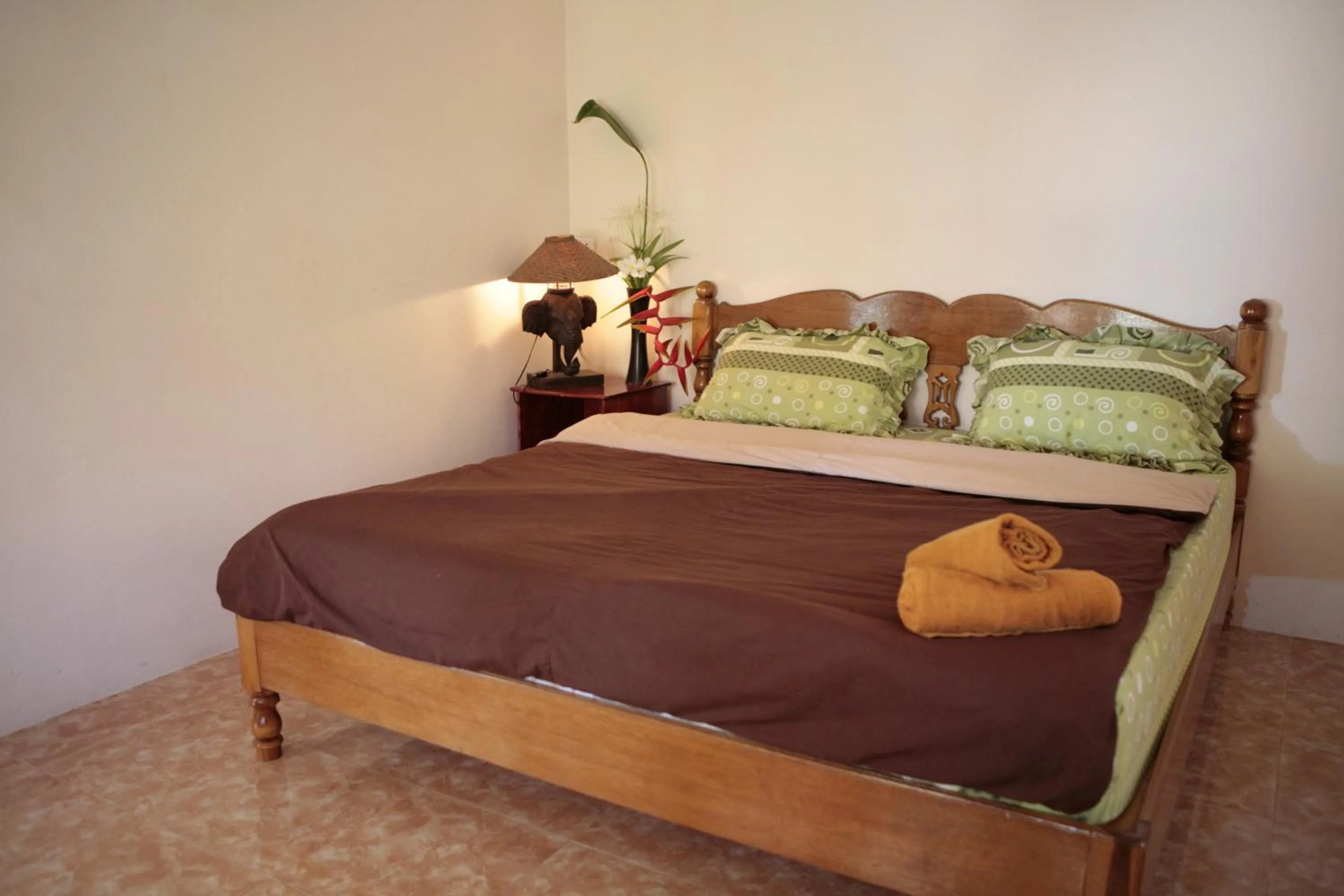 Bed in Jungle Hut Bungalows & Hotel