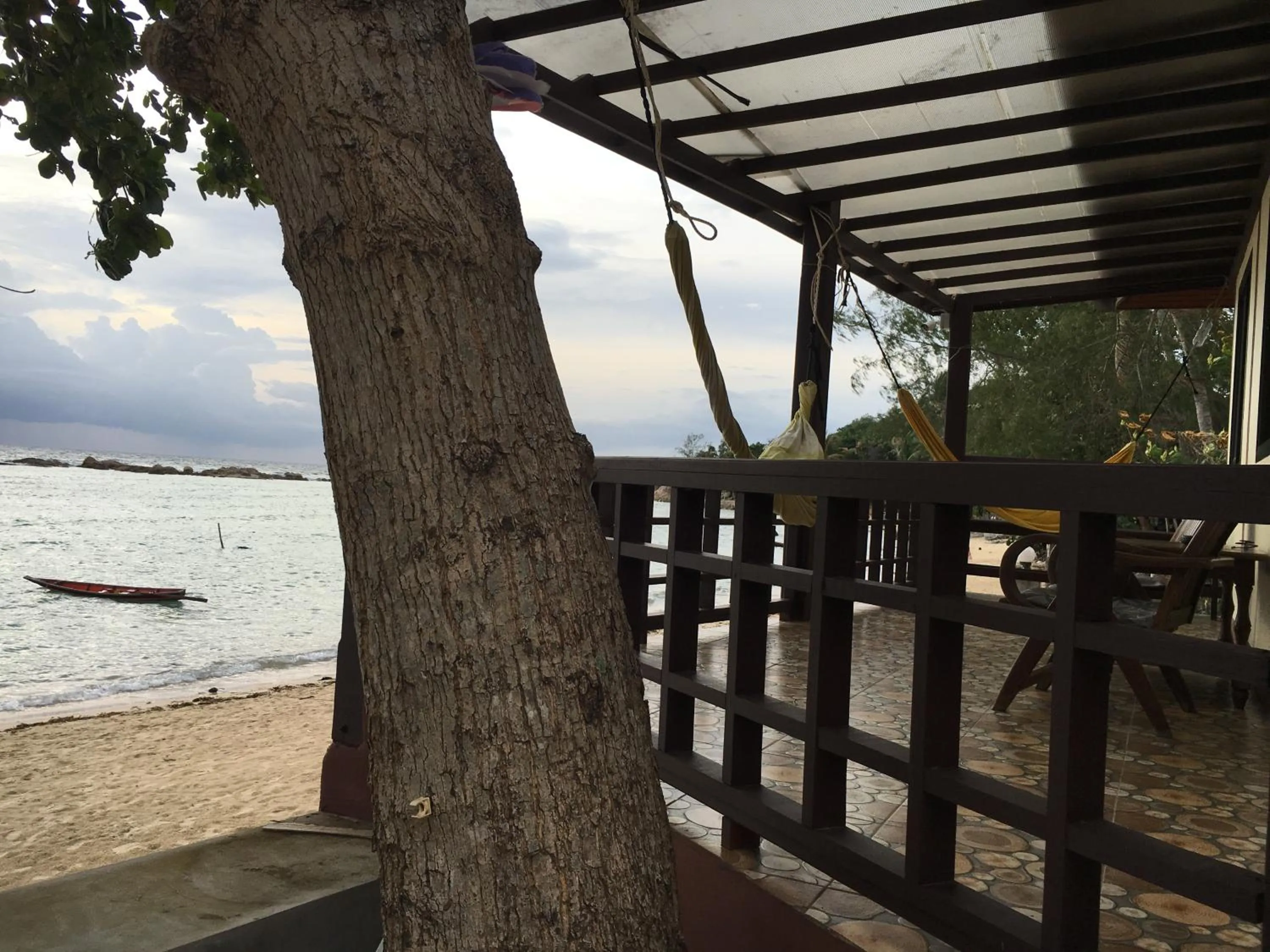 Jungle Hut Bungalows & Hotel