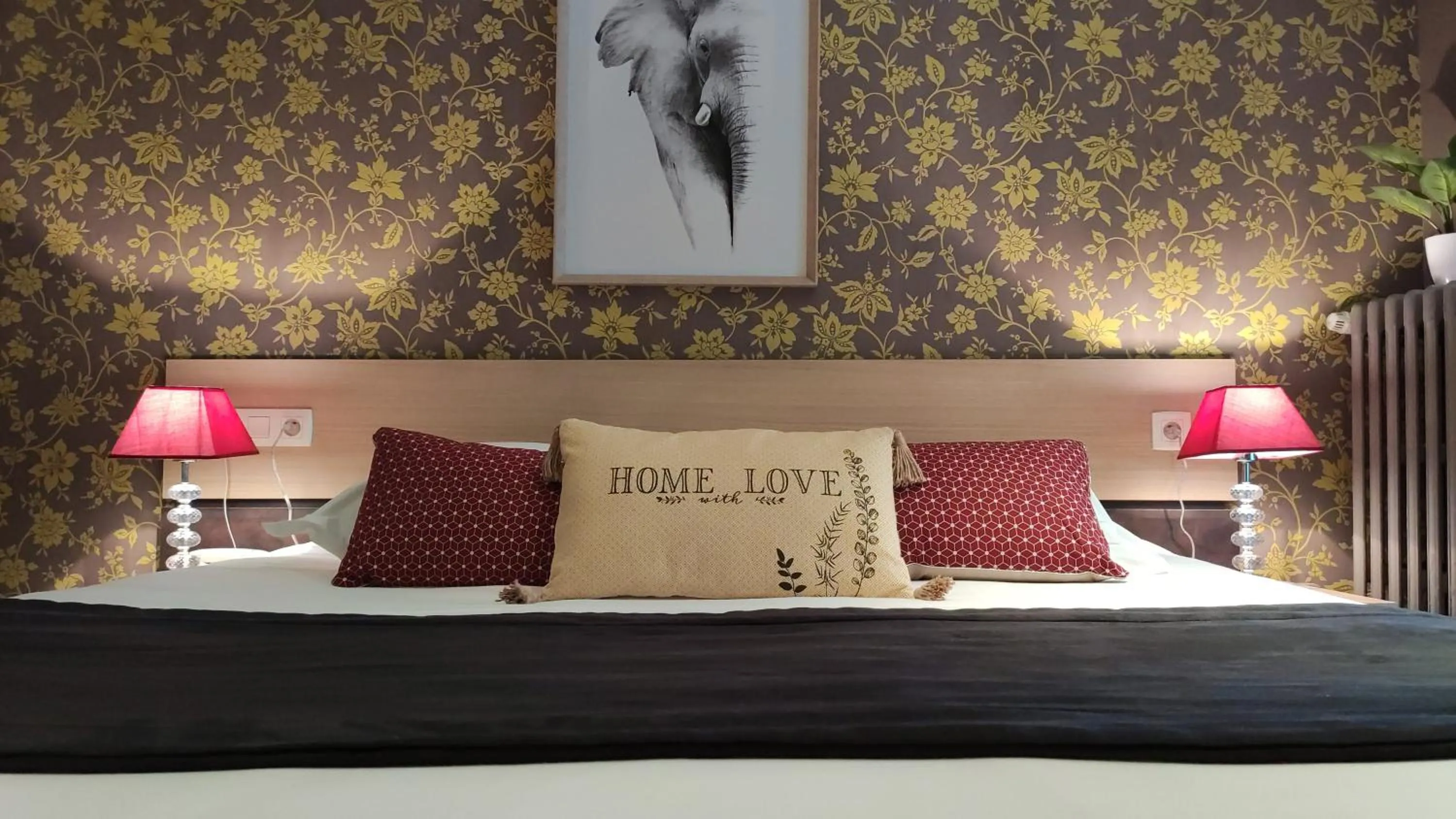 Bathroom, Bed in Celtic Hotel