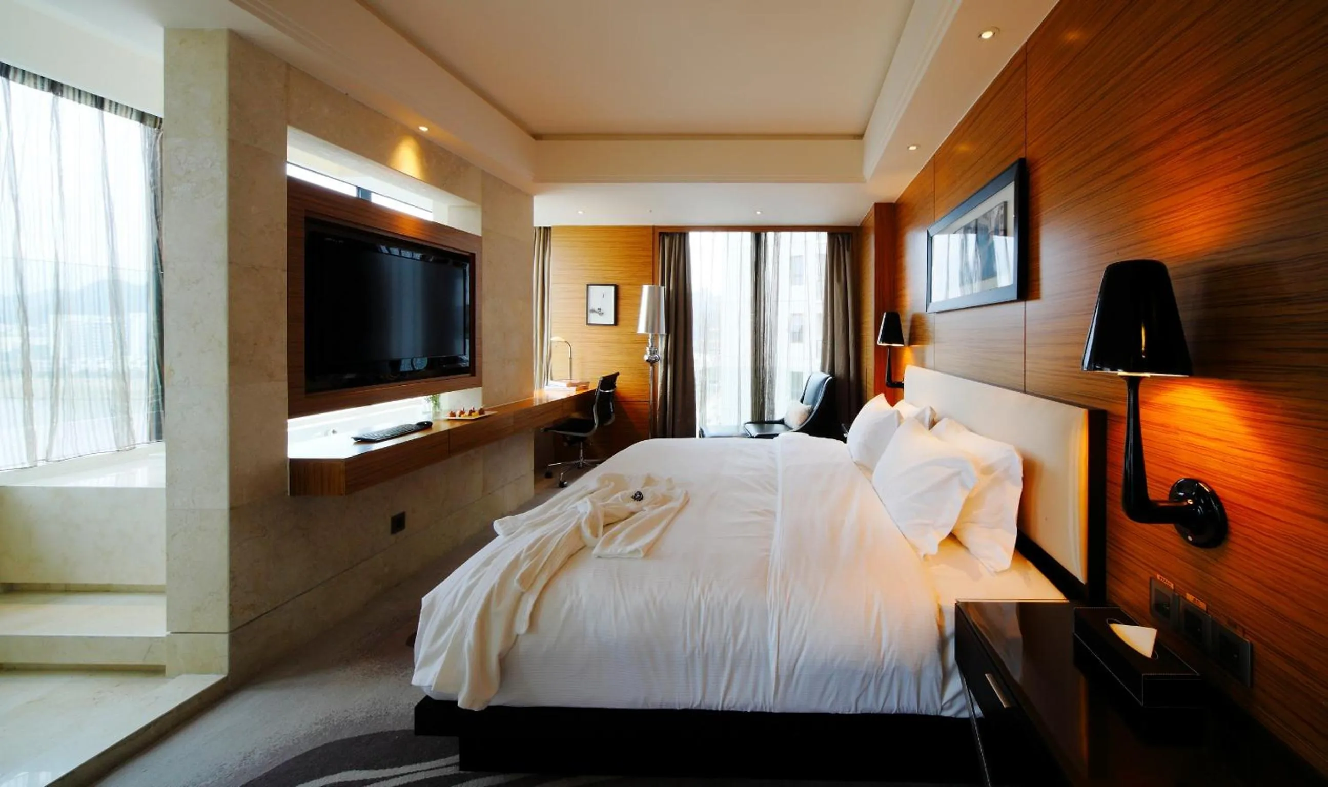 Bedroom, Bed in DW Hotel