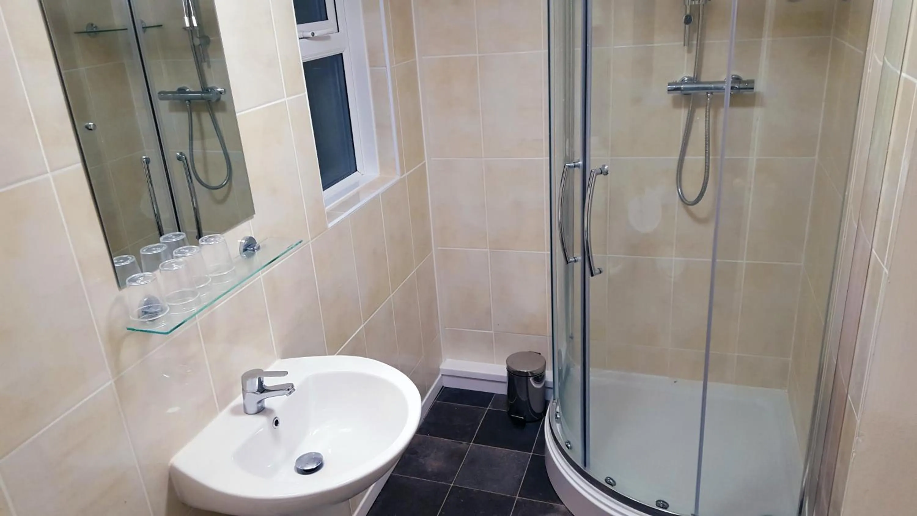 Shower in Medehamstede Hotel