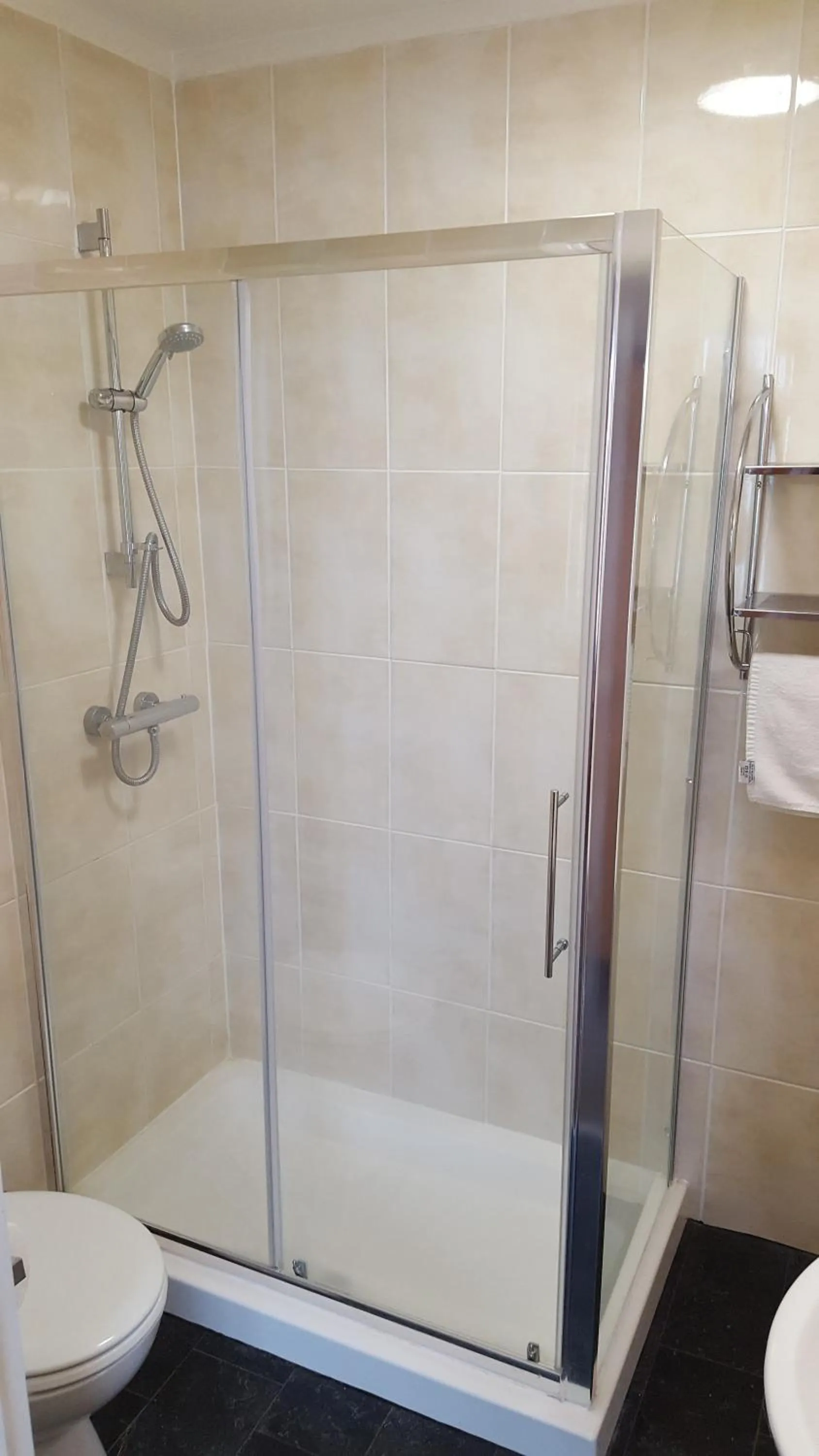 Shower in Medehamstede Hotel
