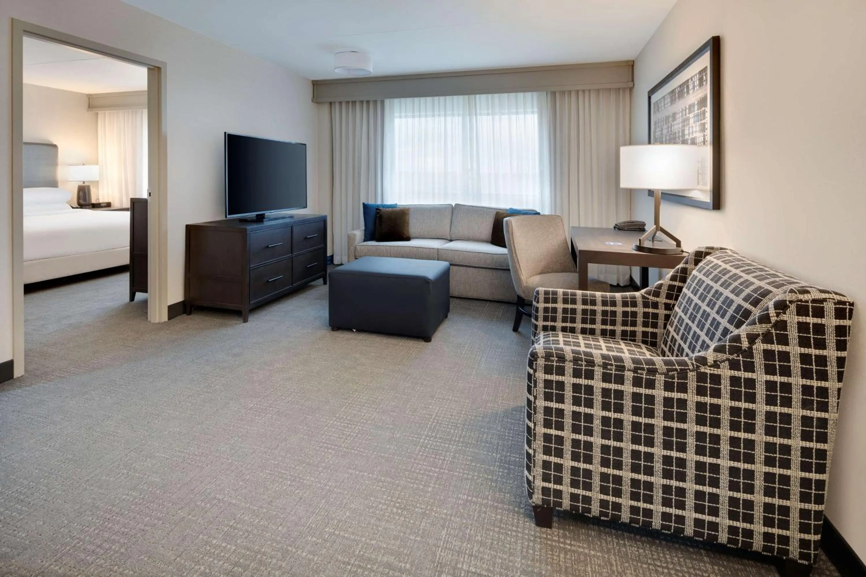 Living room, Bed in Embassy Suites by Hilton Detroit Troy Auburn Hills