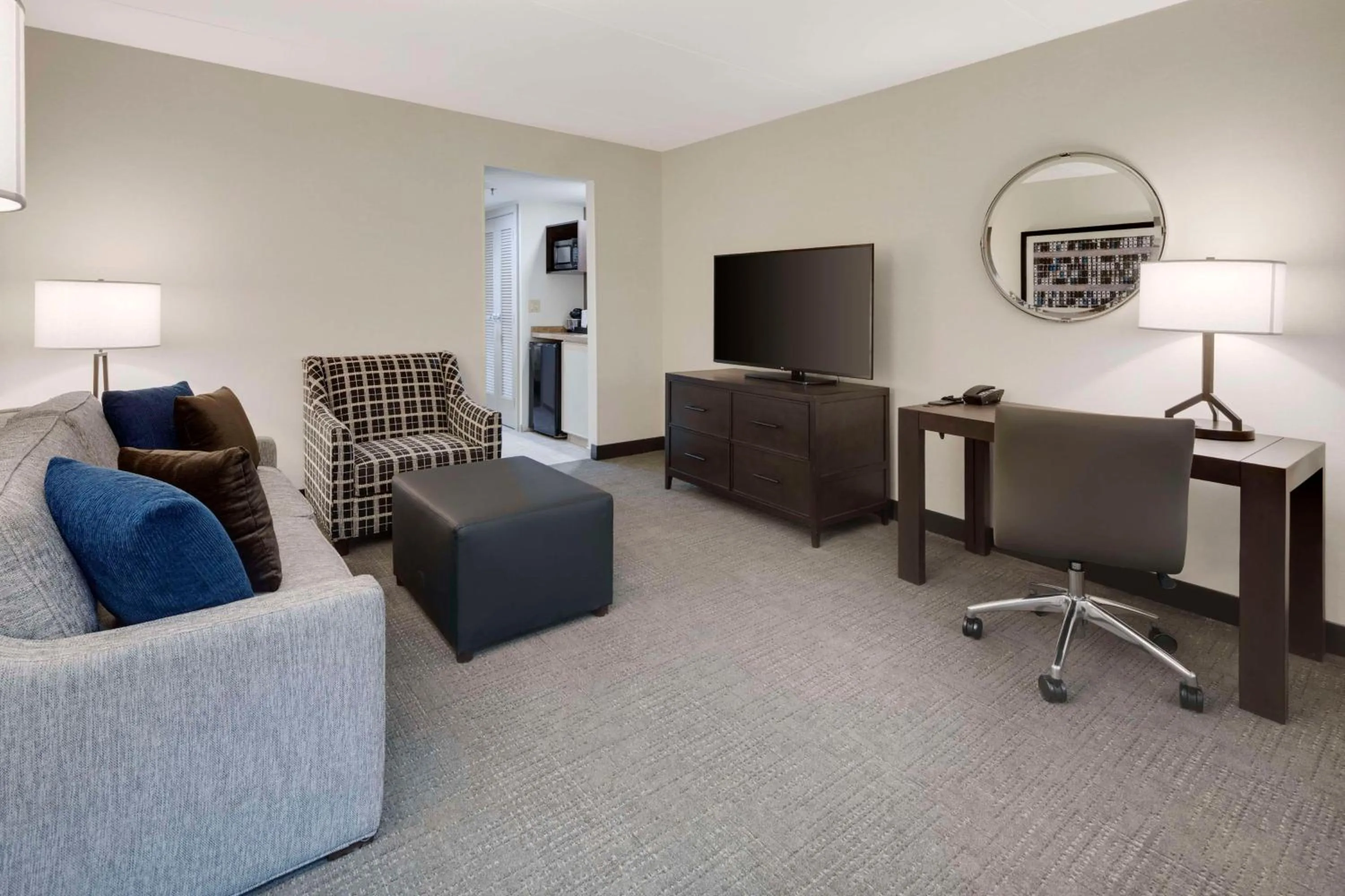 Living room in Embassy Suites by Hilton Detroit Troy Auburn Hills