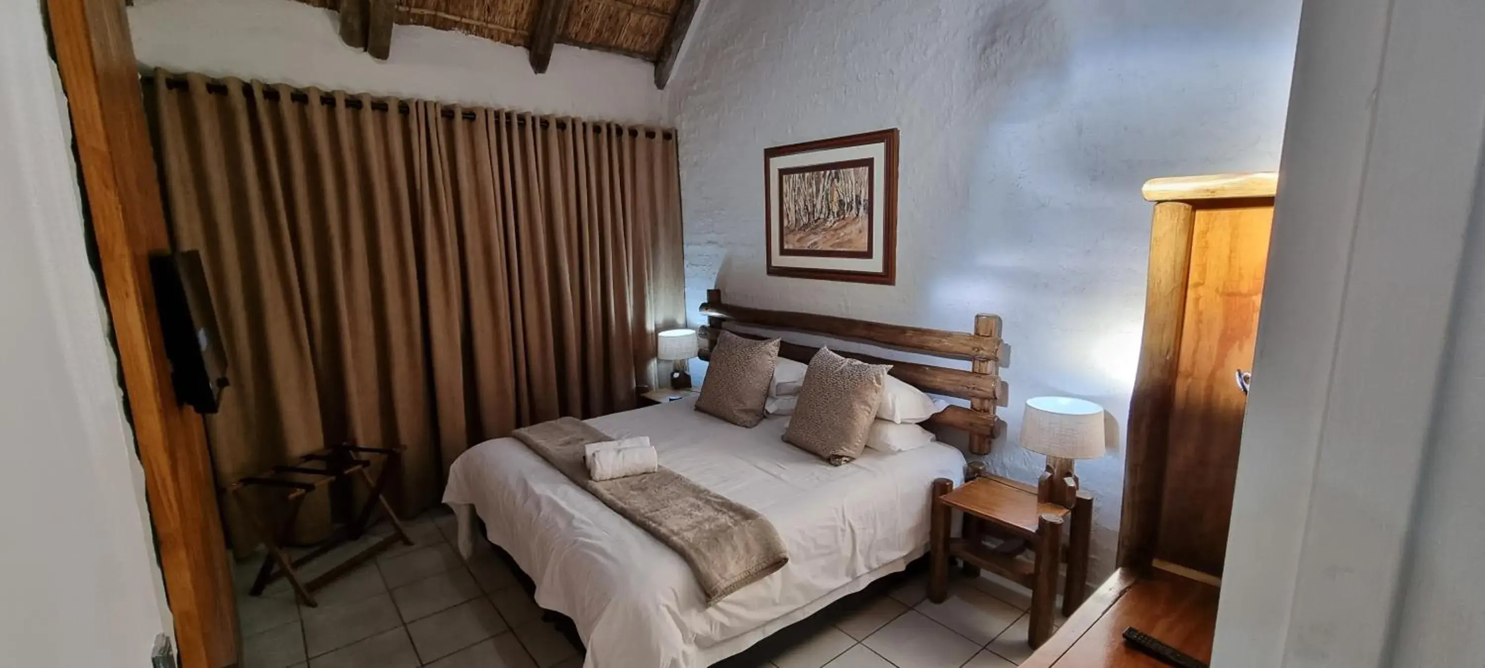 King Room with Pool View - single occupancy in Bains Lodge - Sustainable Electricity King Room with Pool View - single occupancy in Bains Lodge - Sustainable Electricity