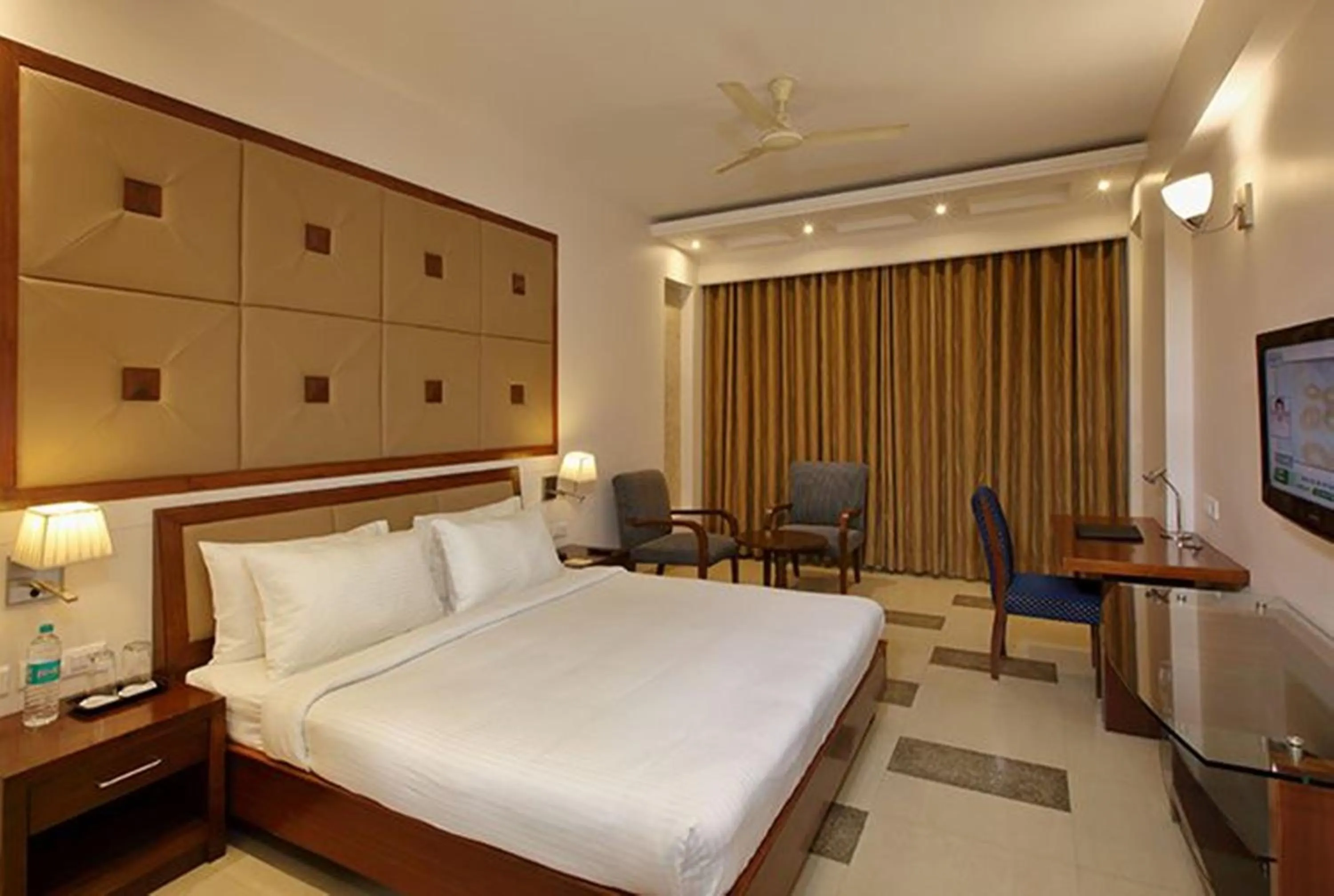 Bedroom, Bed in Lemon Tree Hotel Baddi