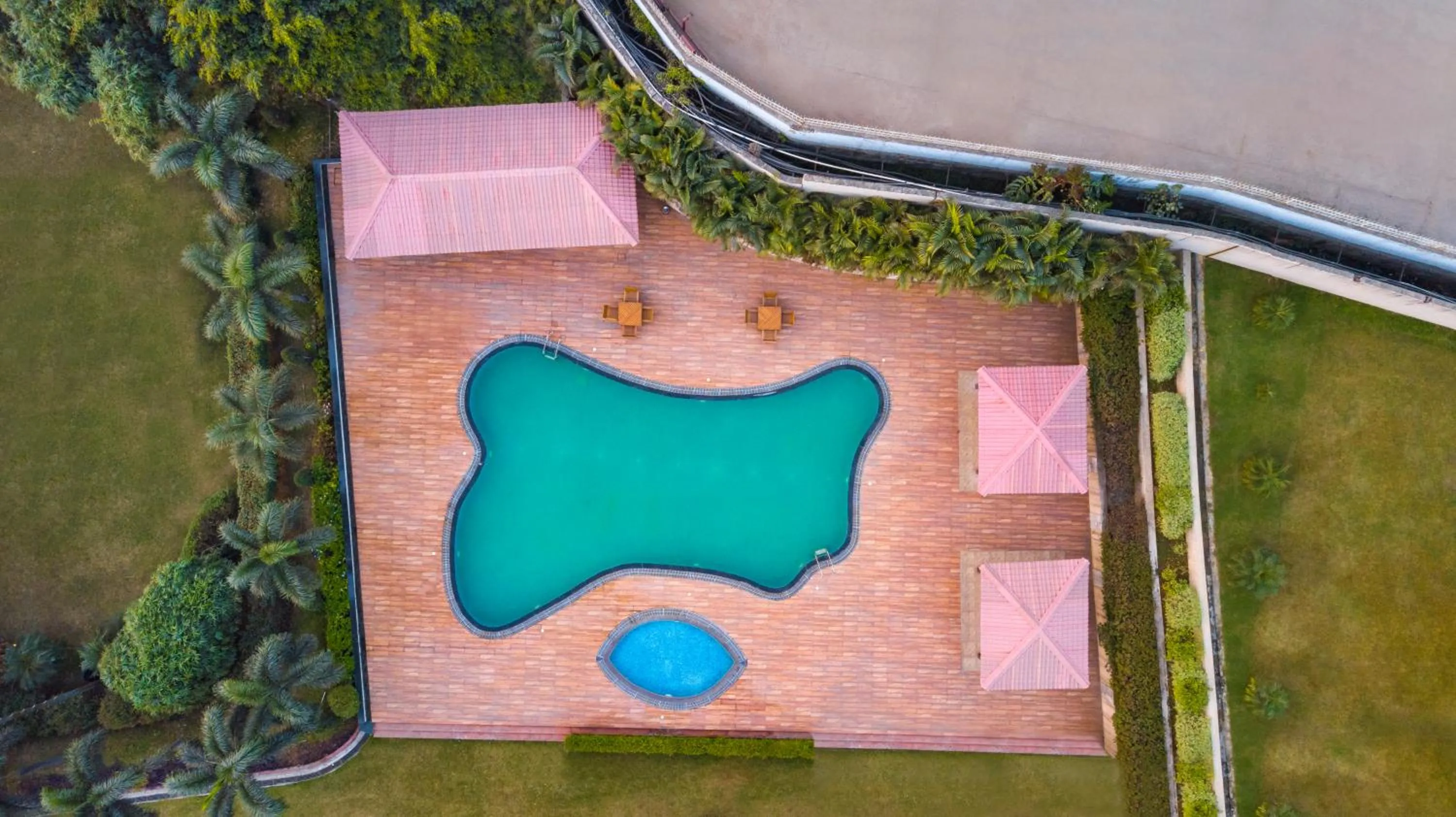 Swimming pool in Lemon Tree Hotel Baddi