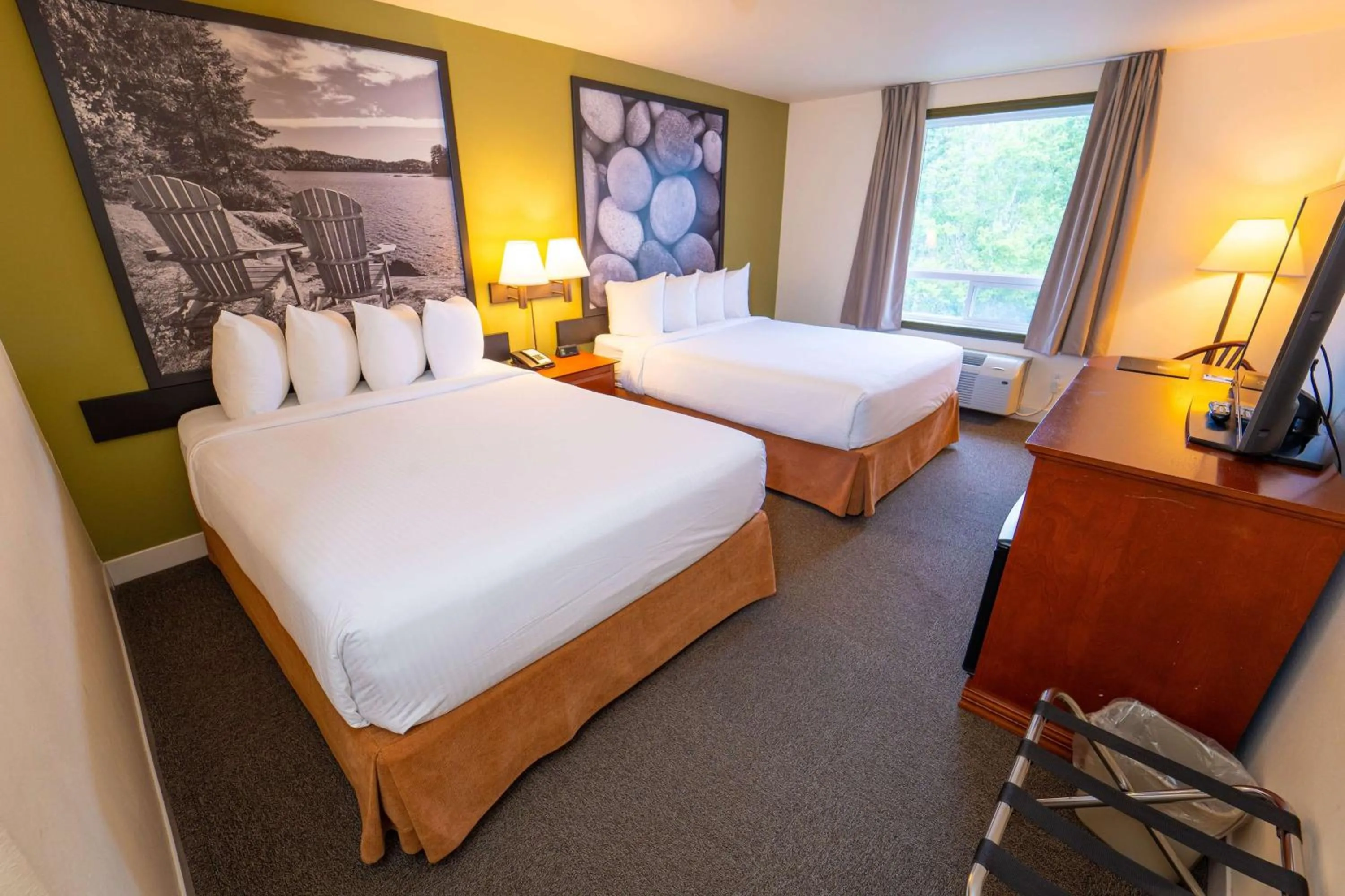 Photo of the whole room, Bed in Super 8 by Wyndham Amherst NS
