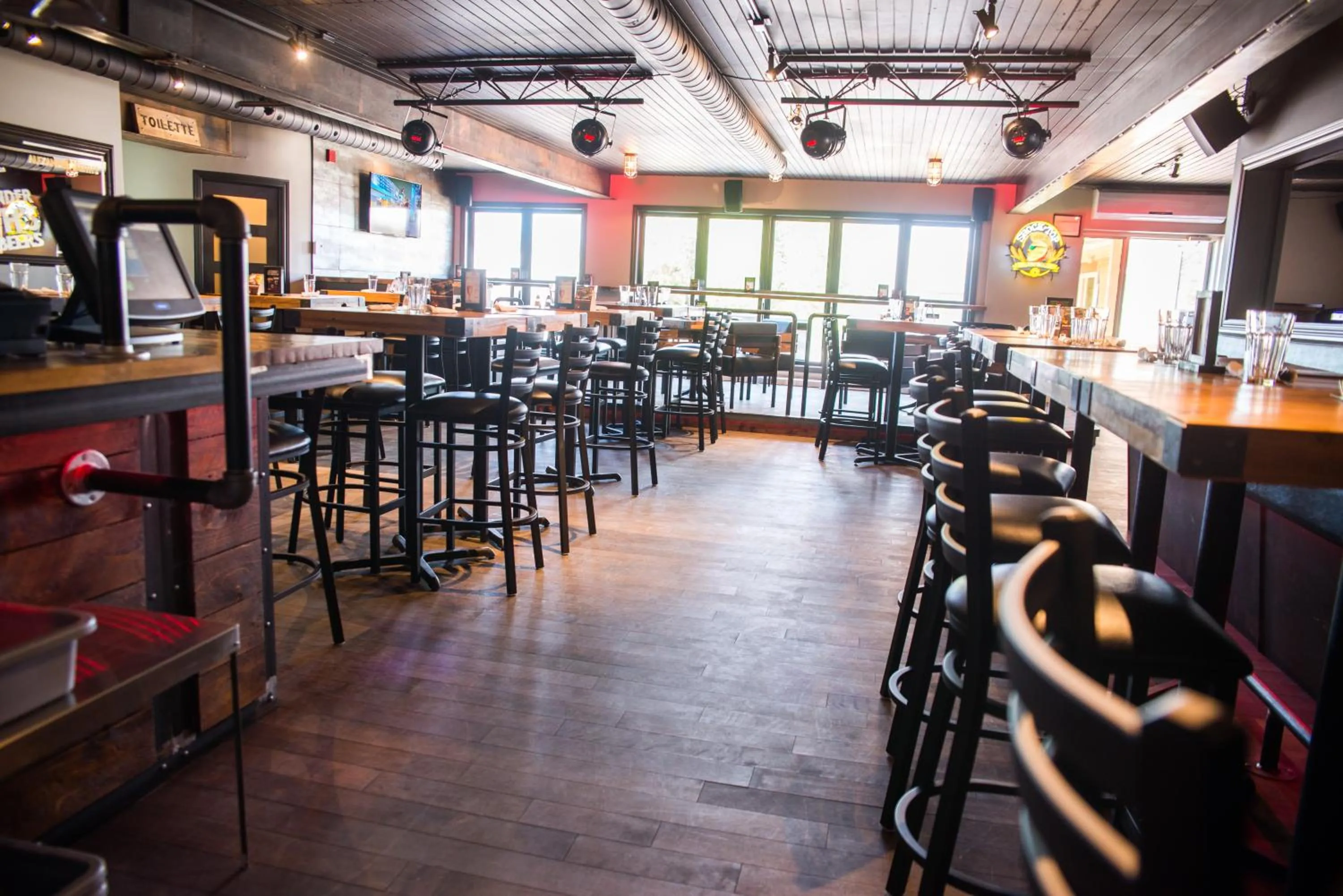 Restaurant/places to eat in Hôtel Écono-One