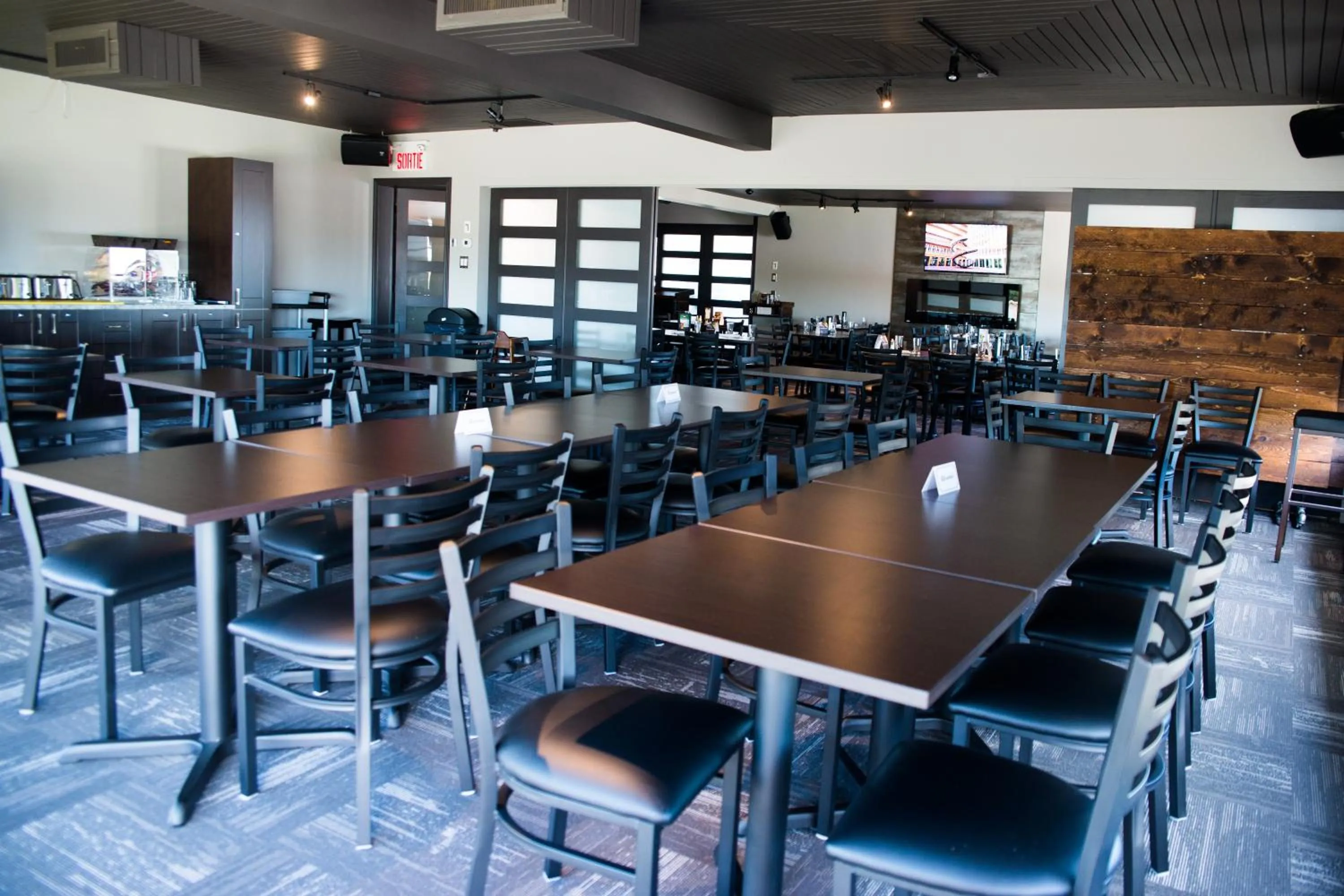 Restaurant/places to eat in Hôtel Écono-One