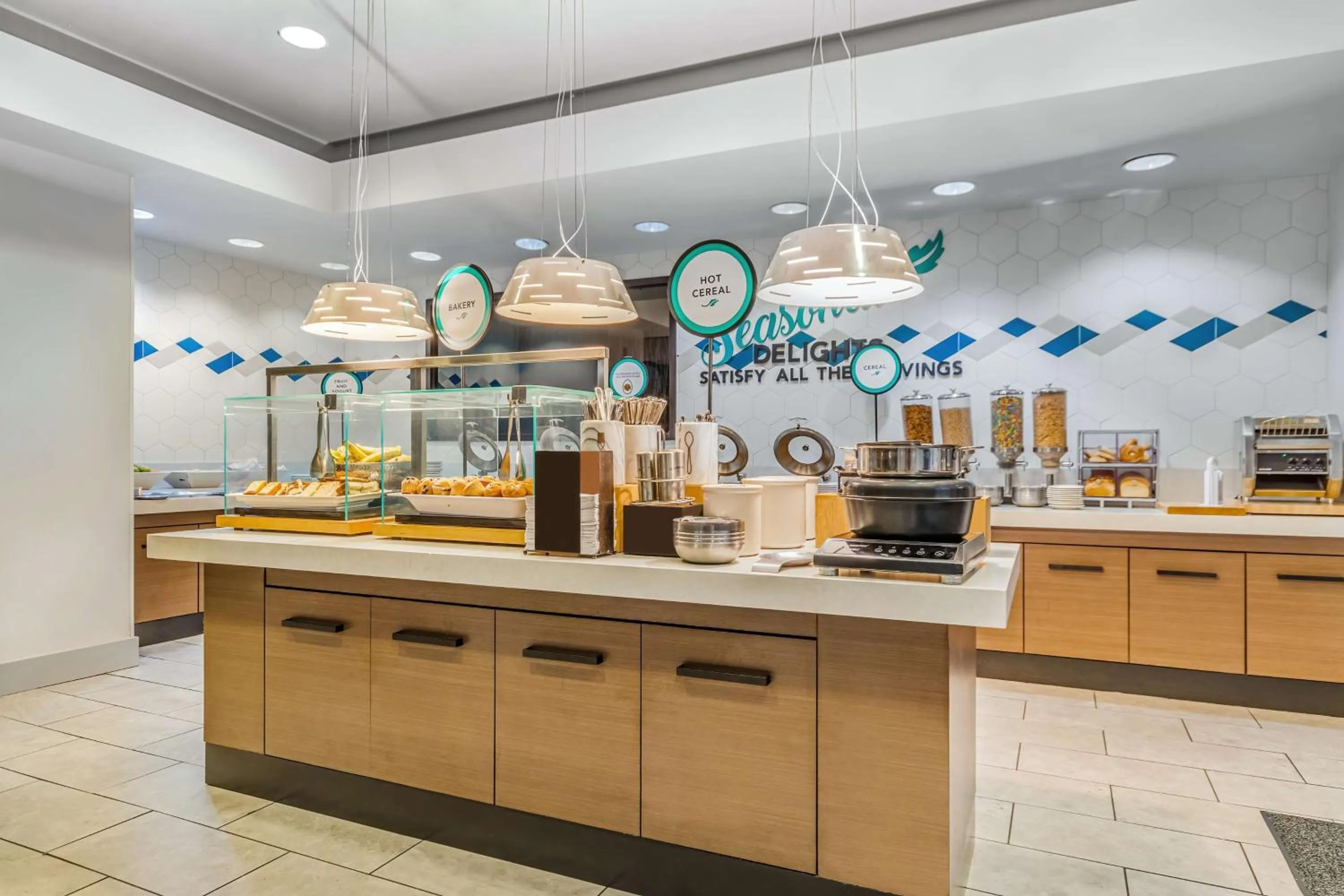 Breakfast in Embassy Suites by Hilton Detroit Metro Airport