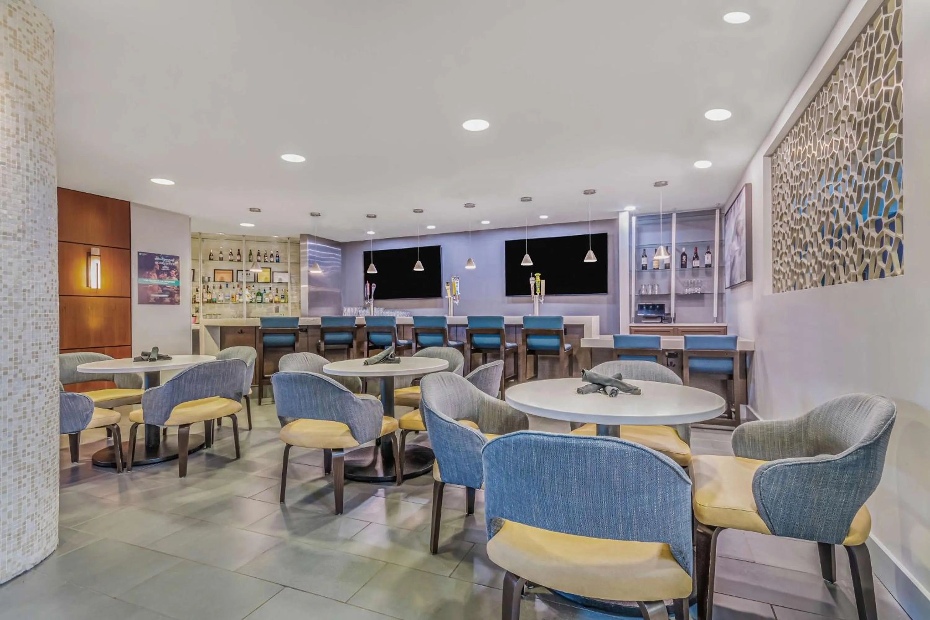 Lounge or bar in Embassy Suites by Hilton Detroit Metro Airport