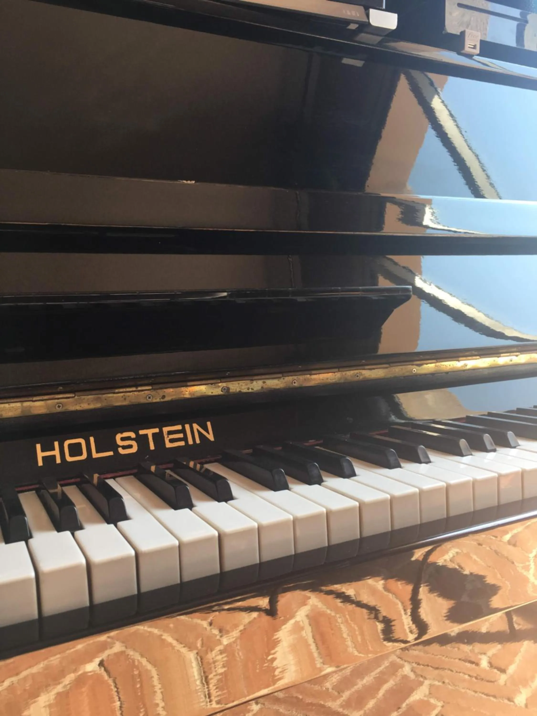 Evening entertainment in Avocado Hôtel Restaurant