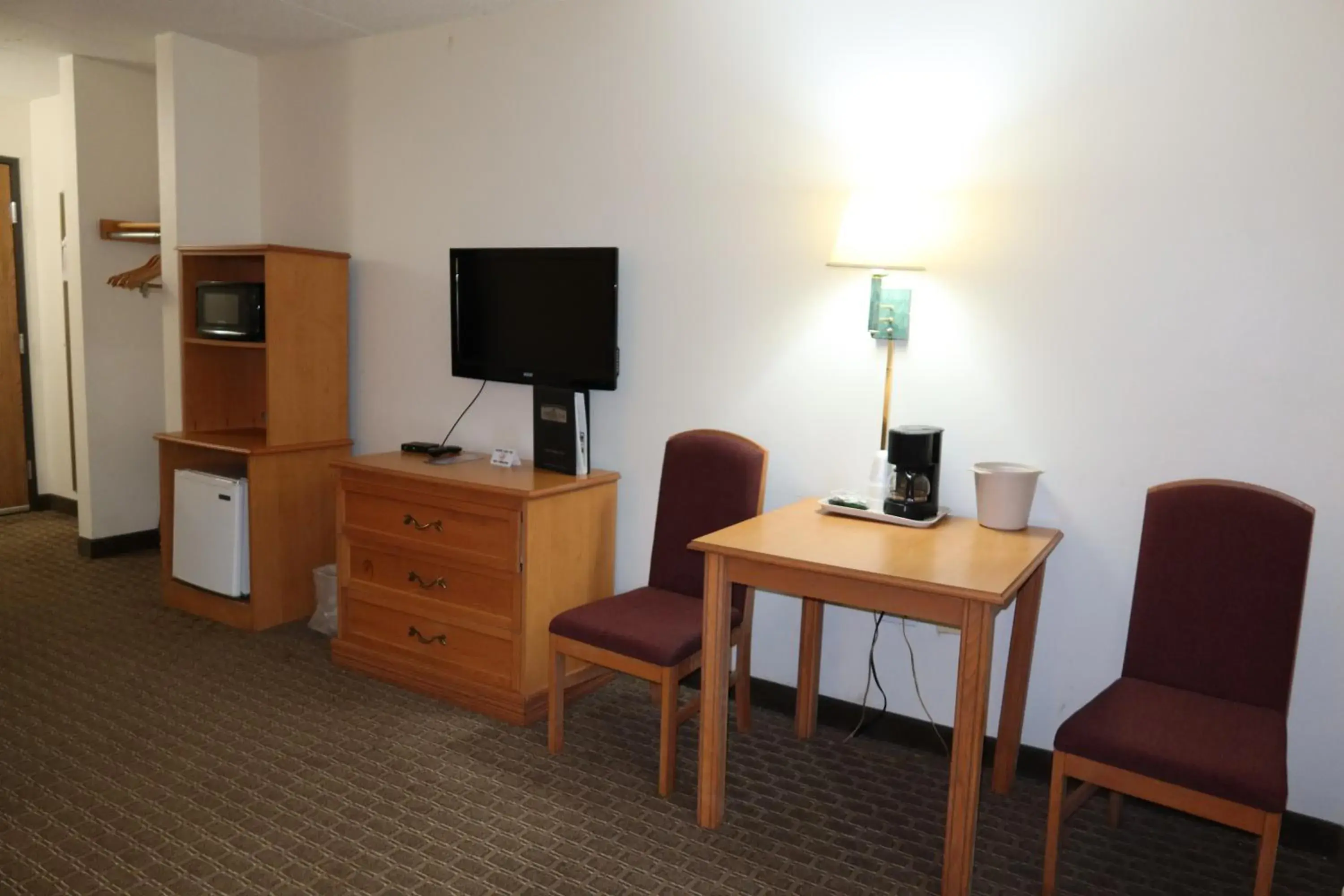 Queen Room - Disability Access in Americas Best Value Inn Queen Room - Disability Access in Americas Best Value Inn