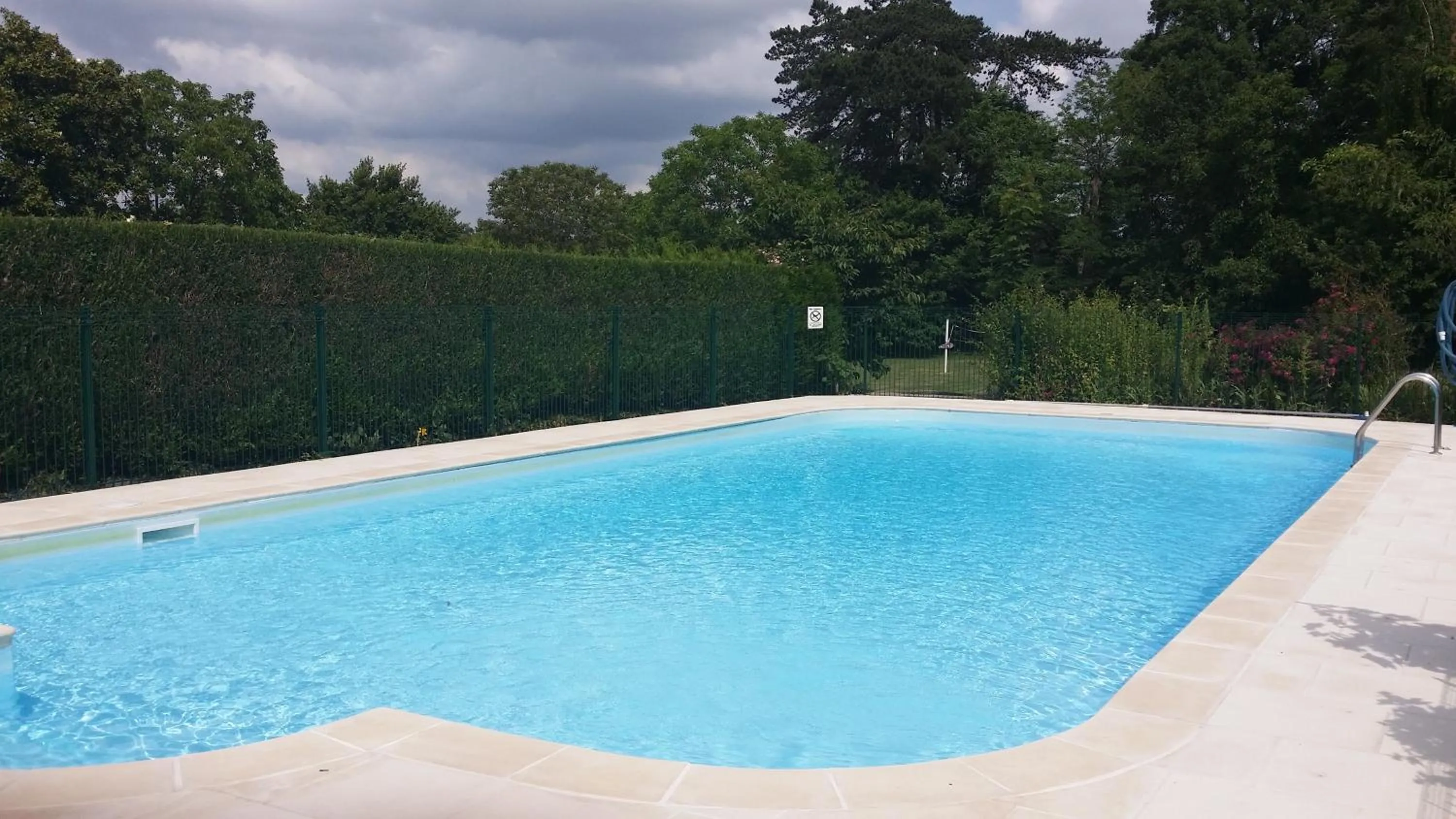 Swimming pool in Chateau Vary