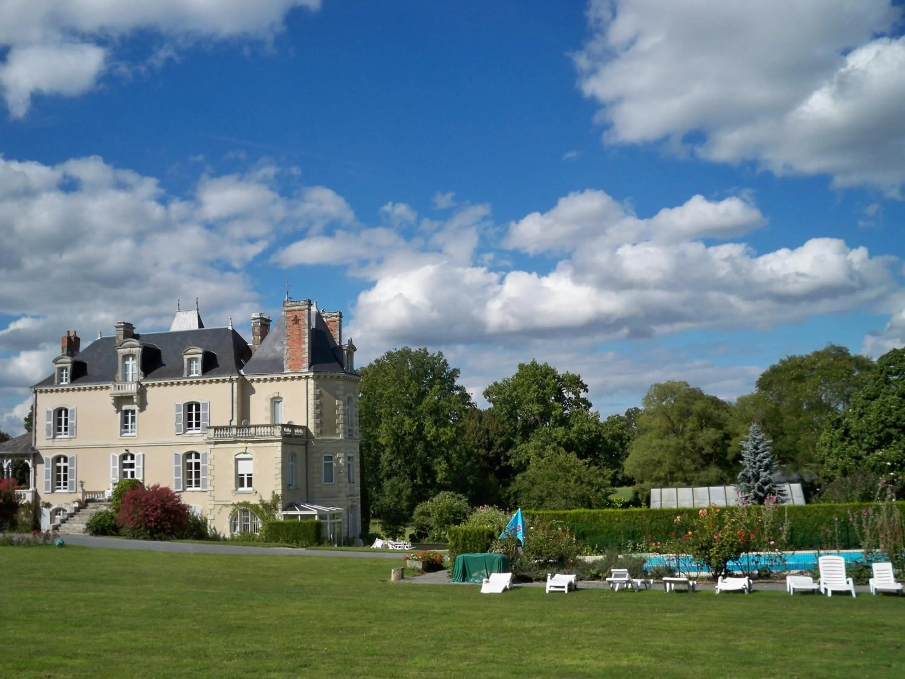 Property building in Chateau Vary