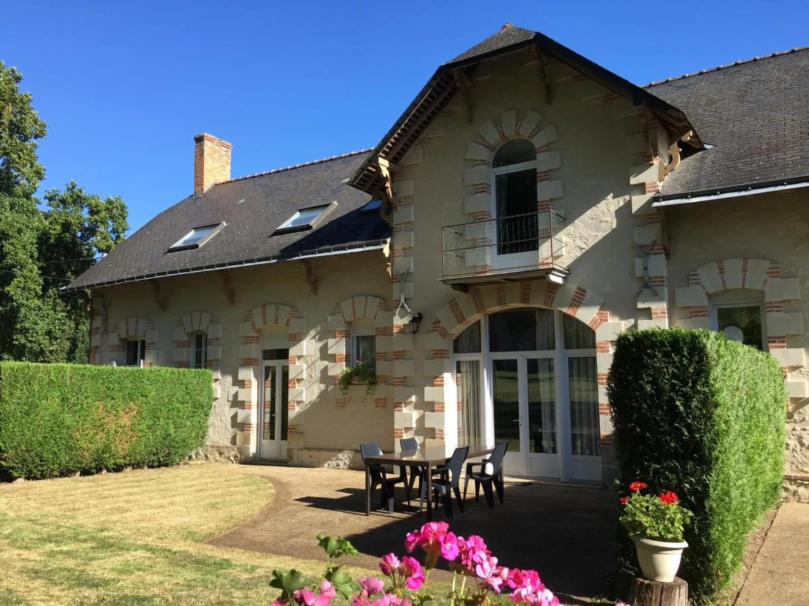 Property building in Chateau Vary