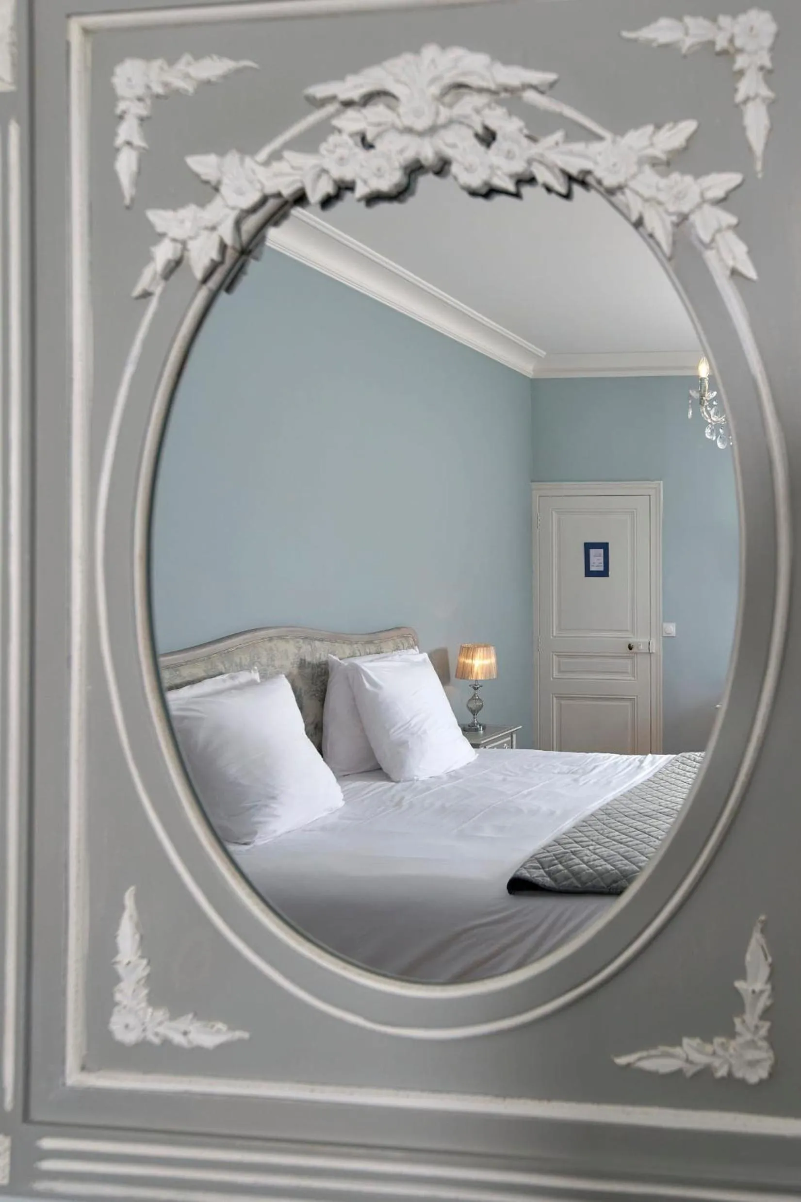 Property building, Bed in Chateau Vary