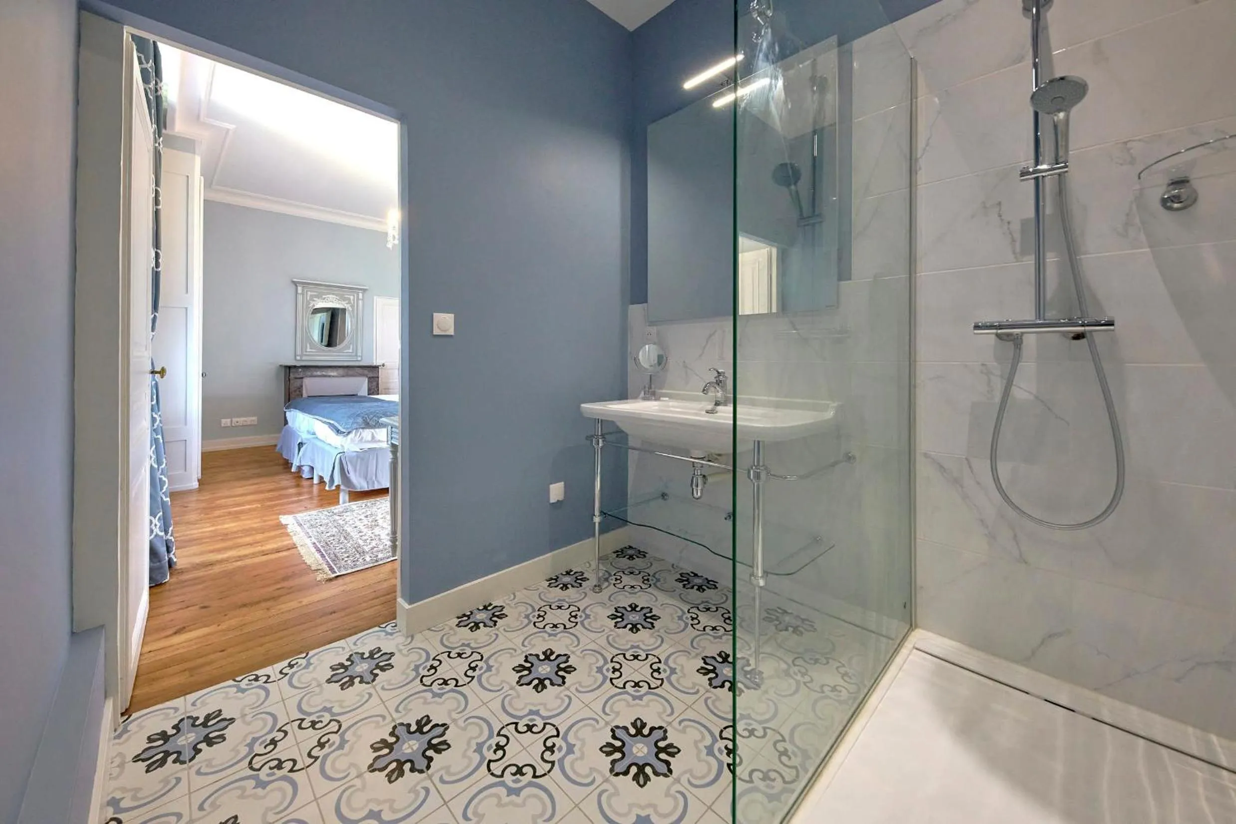 Bathroom, Bed in Chateau Vary