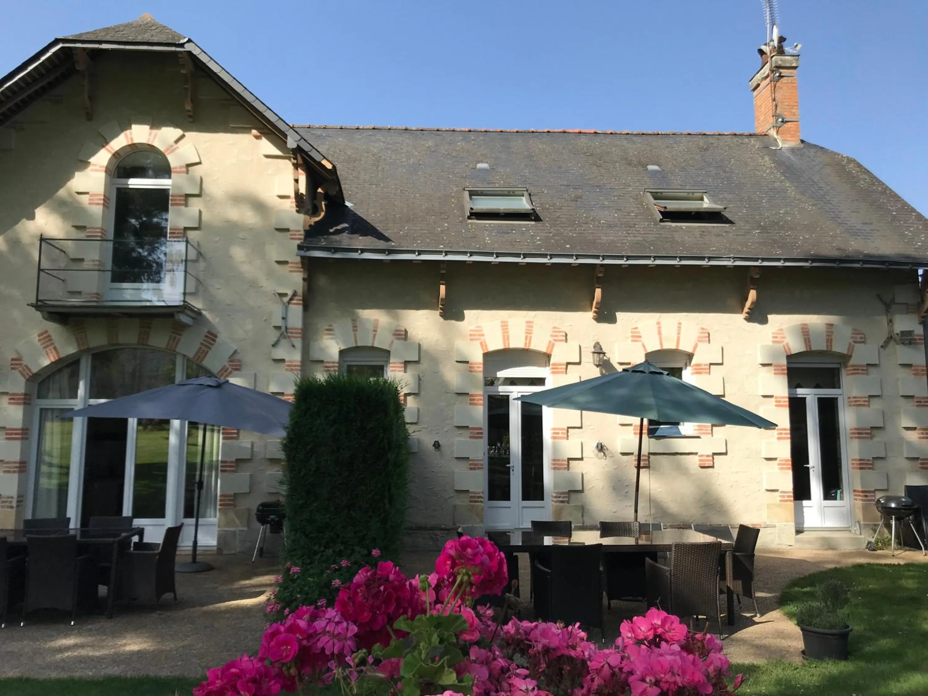 Property building in Chateau Vary