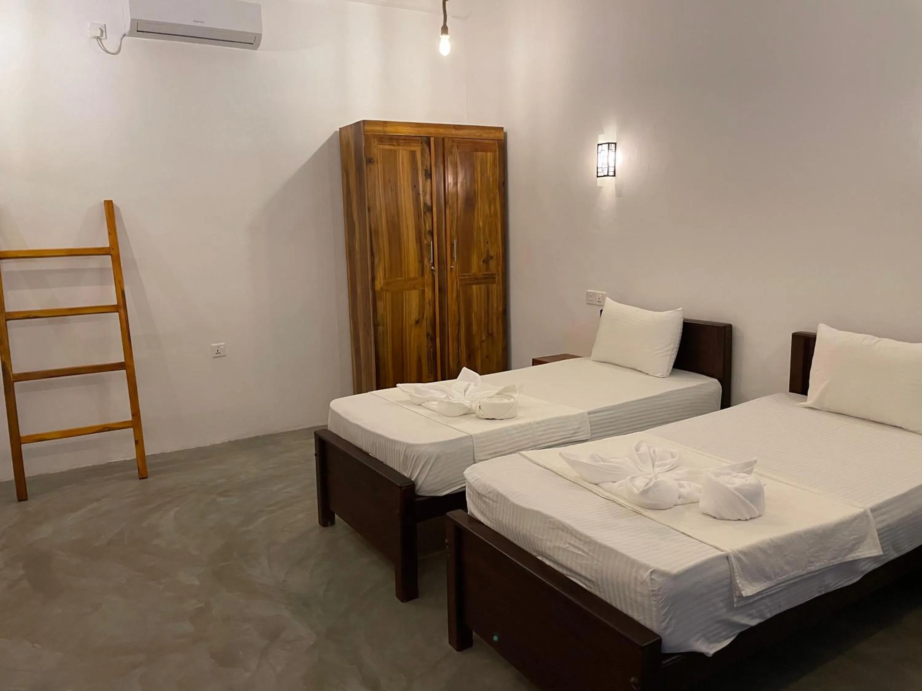 Photo of the whole room, Bed in Surf Gangs Arugambay