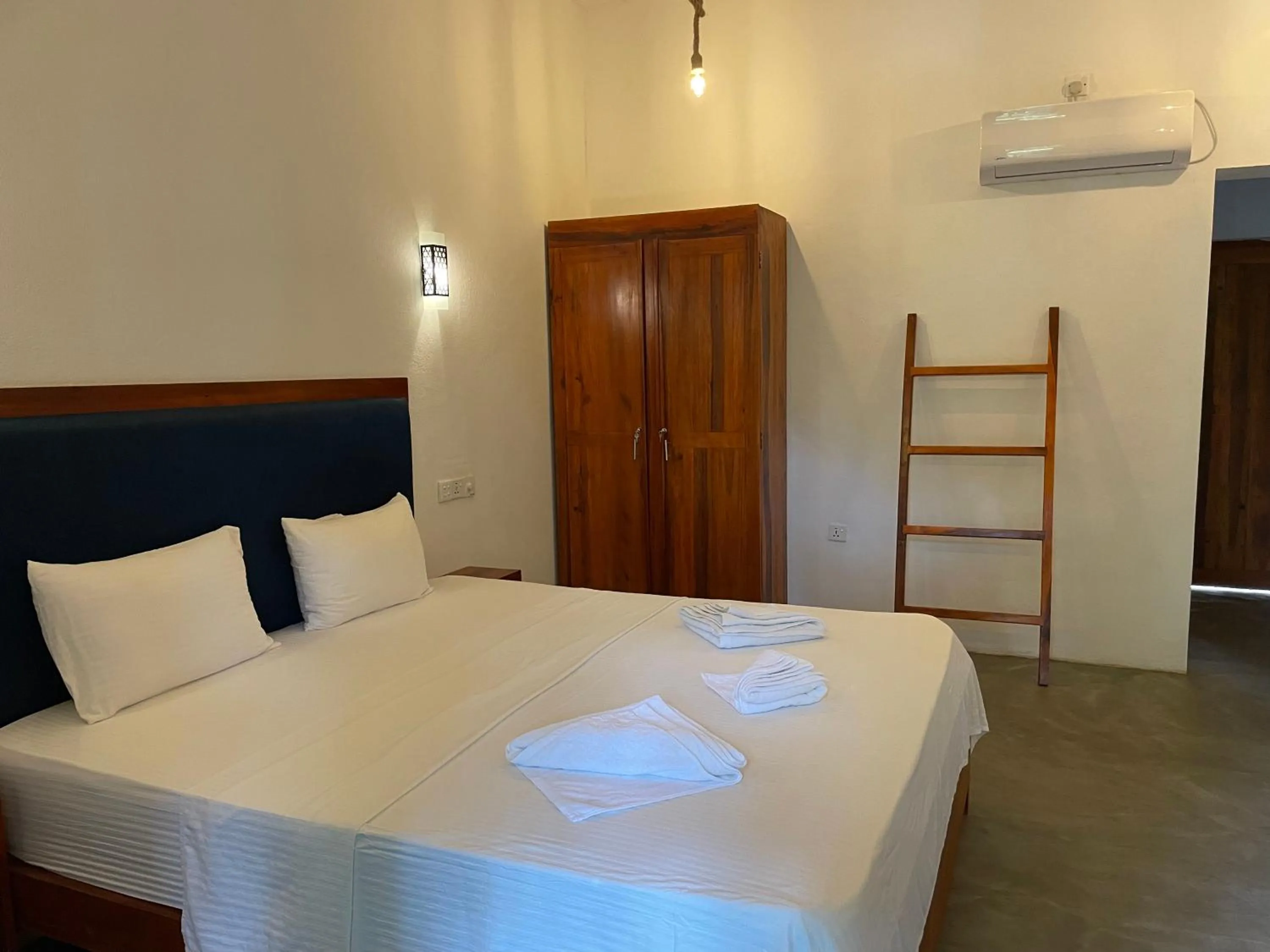 Photo of the whole room, Bed in Surf Gangs Arugambay