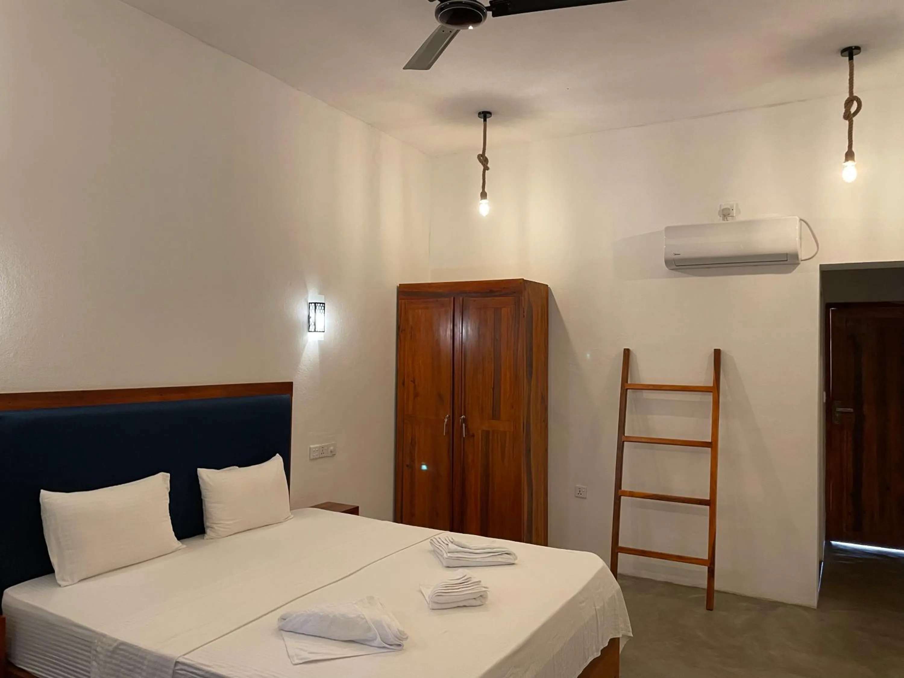 Bed in Surf Gangs Arugambay