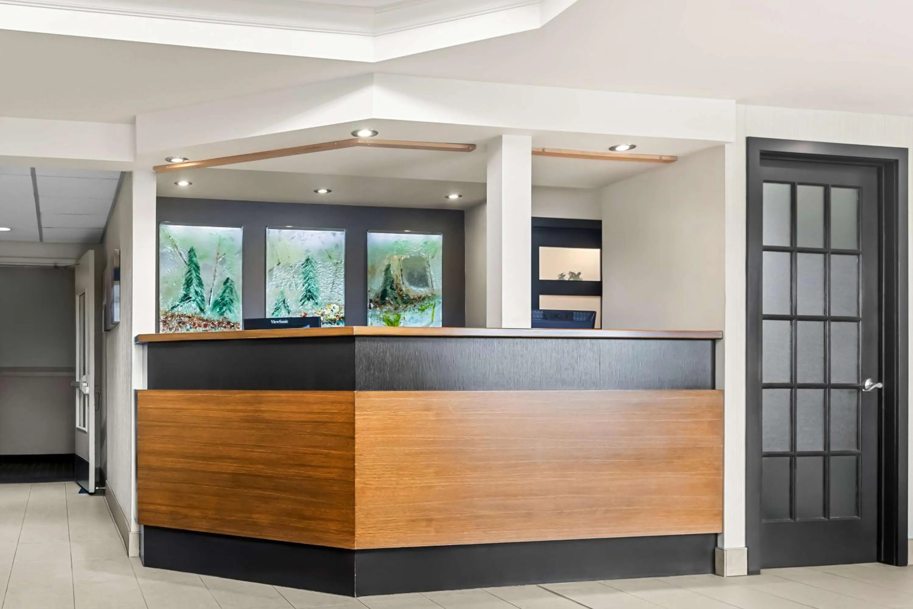 Lobby or reception in Best Western Plus Mont-Laurier