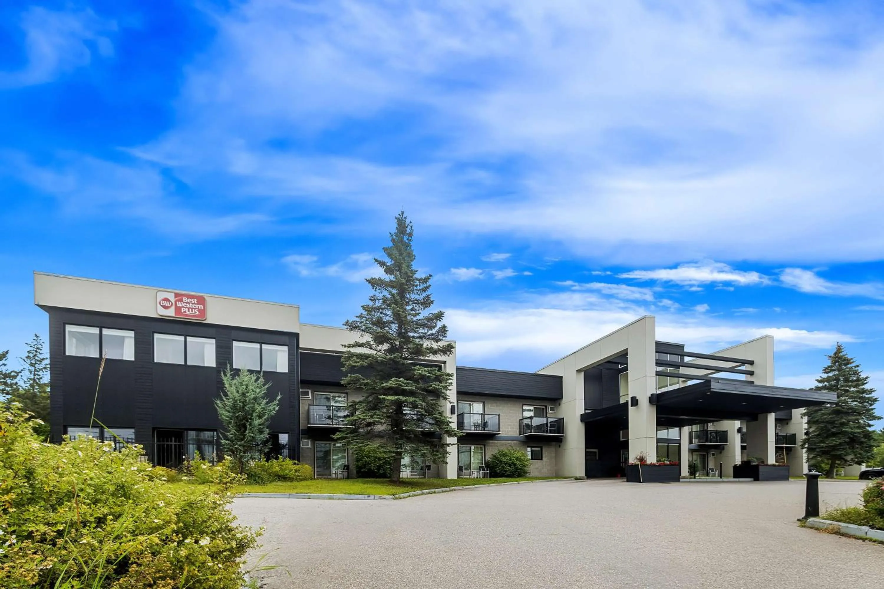 Property building in Best Western Plus Mont-Laurier