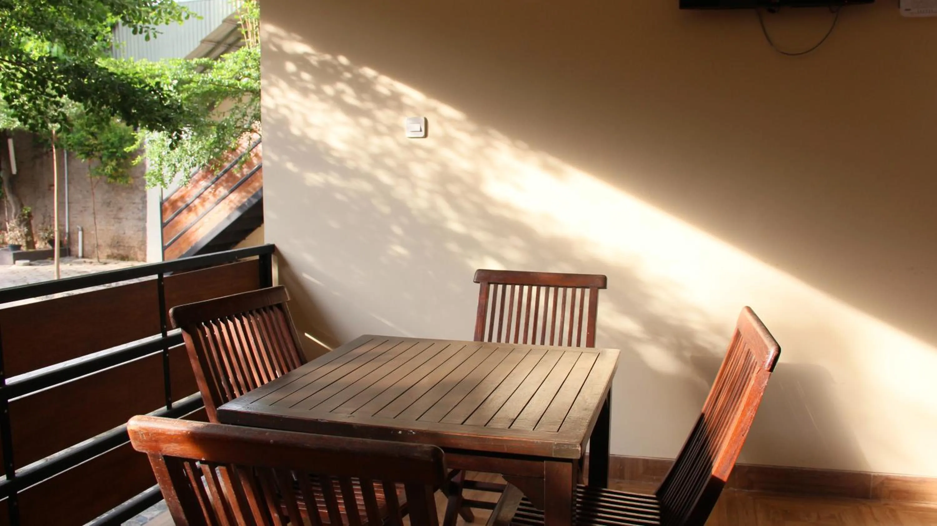 Restaurant/places to eat in Bamboe Inn Homestay