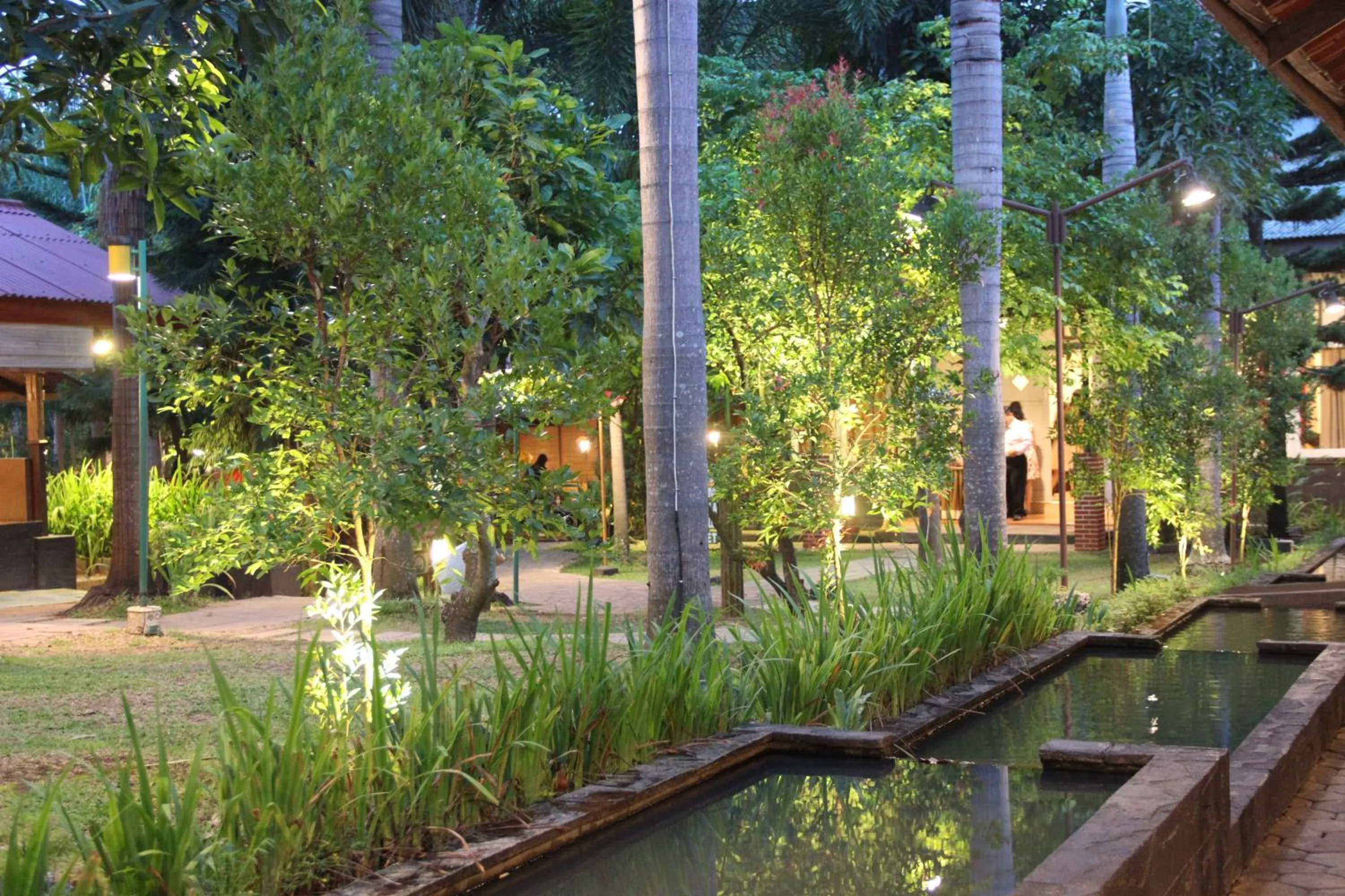 Restaurant/places to eat in Bamboe Inn Homestay